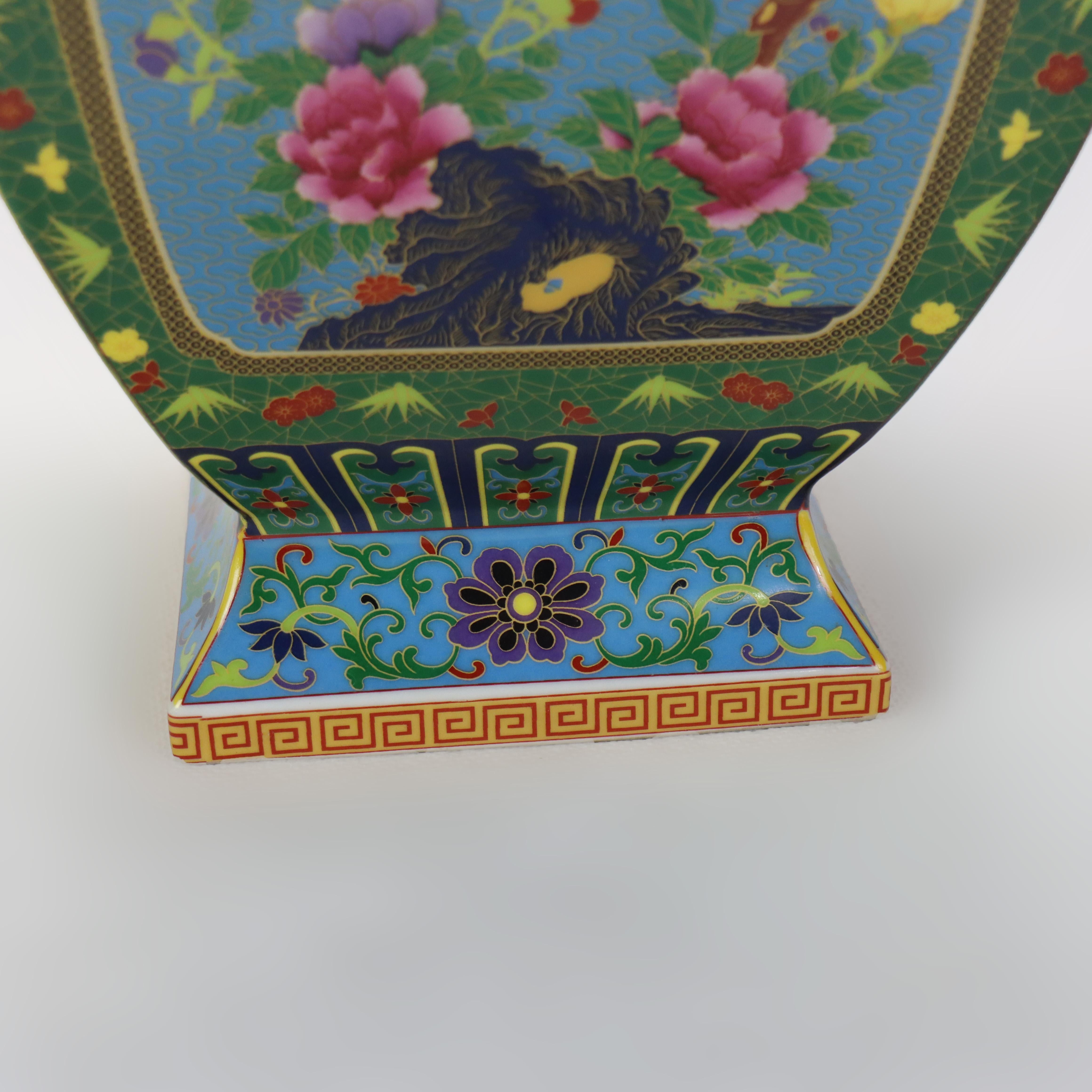 Vaso da giardino in porcellana smaltata cinese d'epoca con motivo floreale, firmato 20° secolo in vendita 1