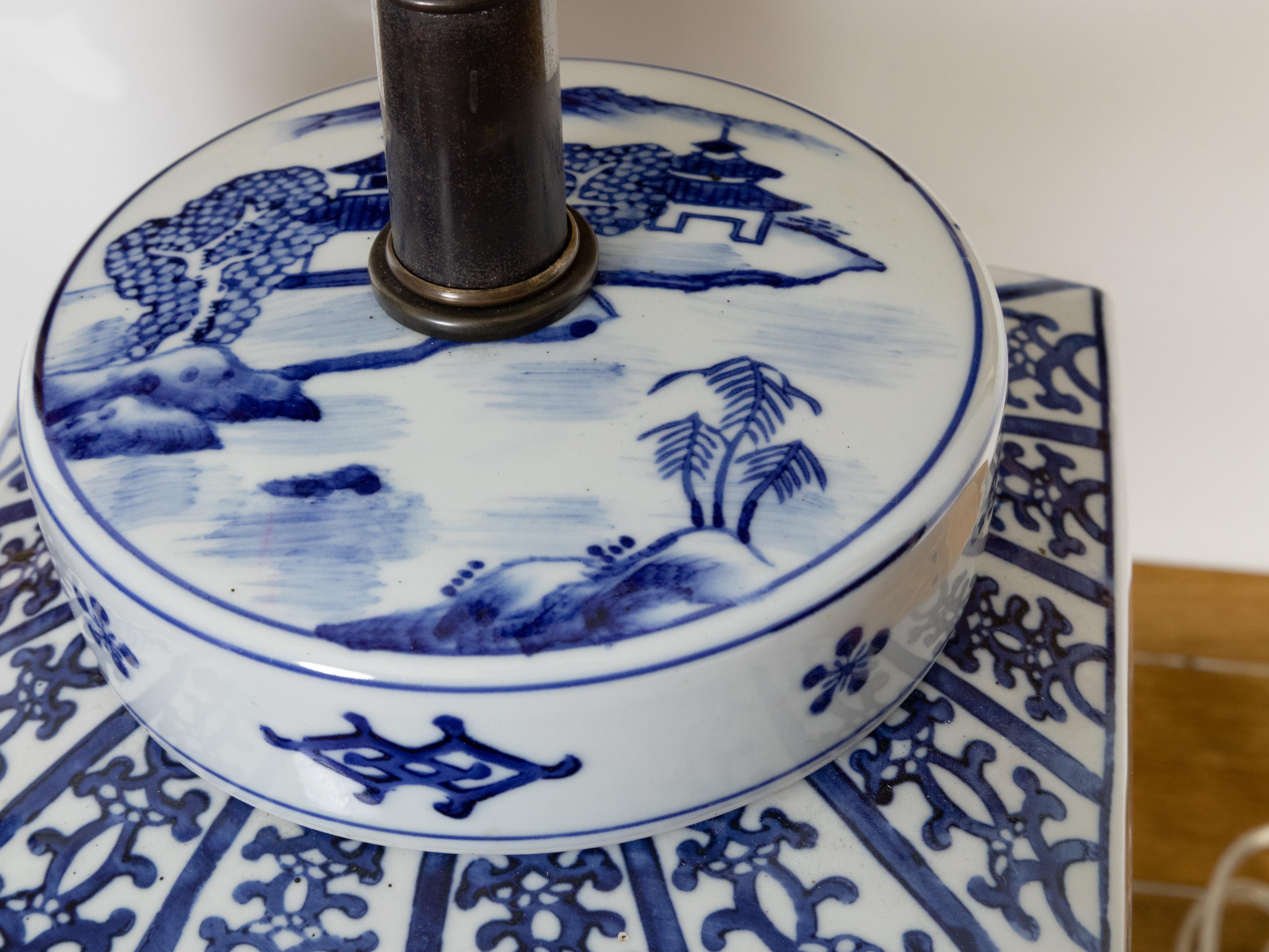 Chinesische Export-Porzellangefäße in Blau und Weiß zu verdrahteten Tischlampen (Messing) im Angebot
