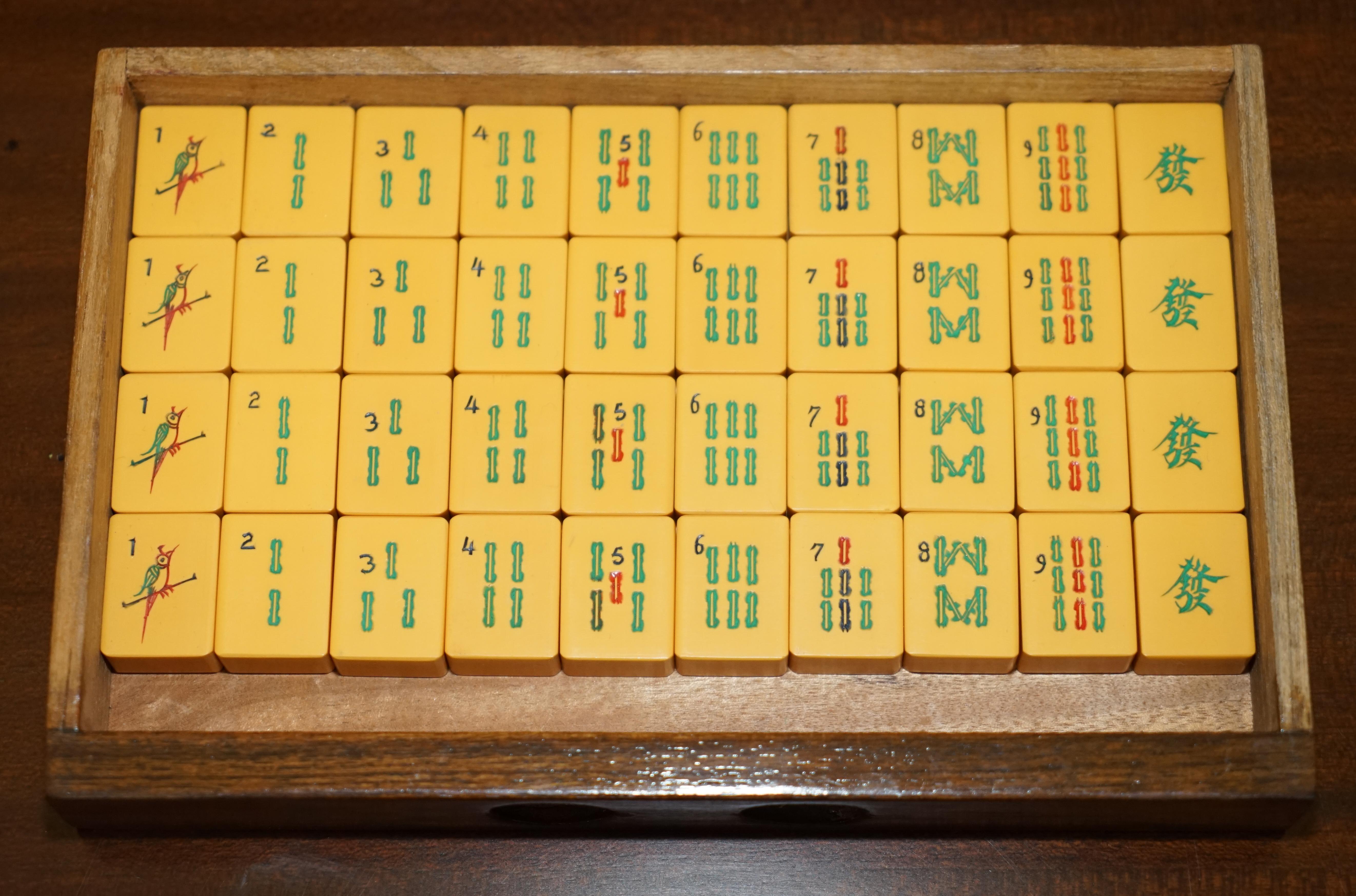 Vintage Chinese Export circa 1940s Mahjong Set with Bakelite Tiles Carved Case In Good Condition In West Sussex, Pulborough