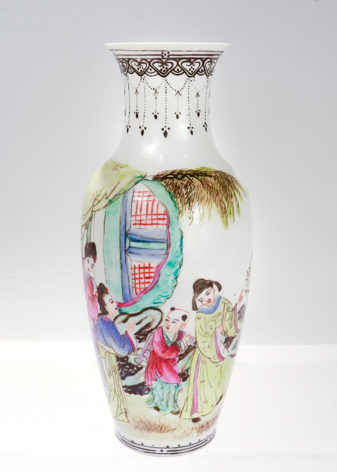 Vase en porcelaine d'exportation chinoise.

En forme de balustre.

Décorée d'une scène peinte représentant deux hommes et deux femmes en habits traditionnels chinois. À l'arrière-plan se trouvent des arbres et un affleurement rocheux dans un style