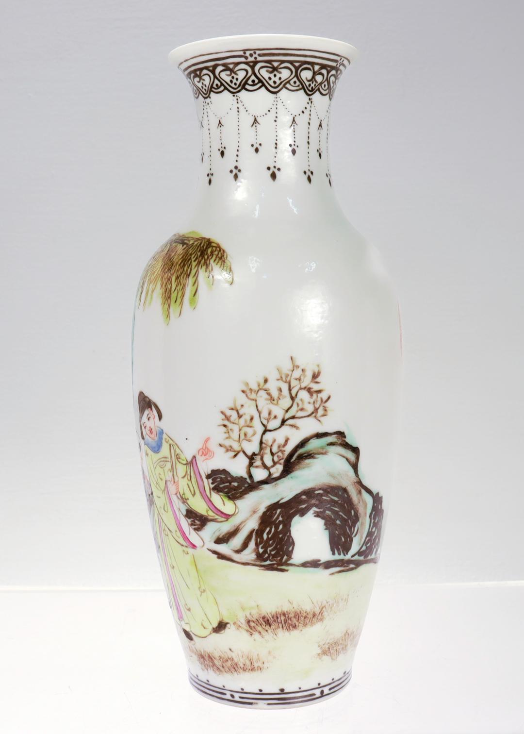 Vintage Chinese Export Eggshell Porcelain Vase In Good Condition For Sale In Philadelphia, PA