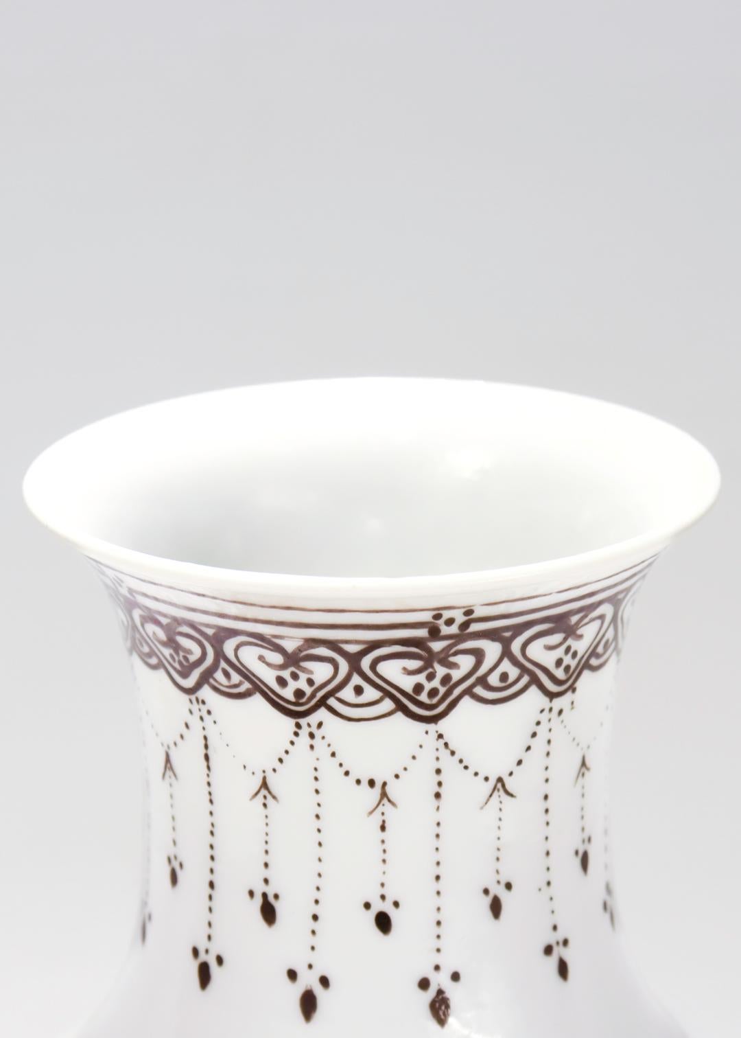 Vase vintage en porcelaine coquille d'œuf d'exportation chinoise en vente 1