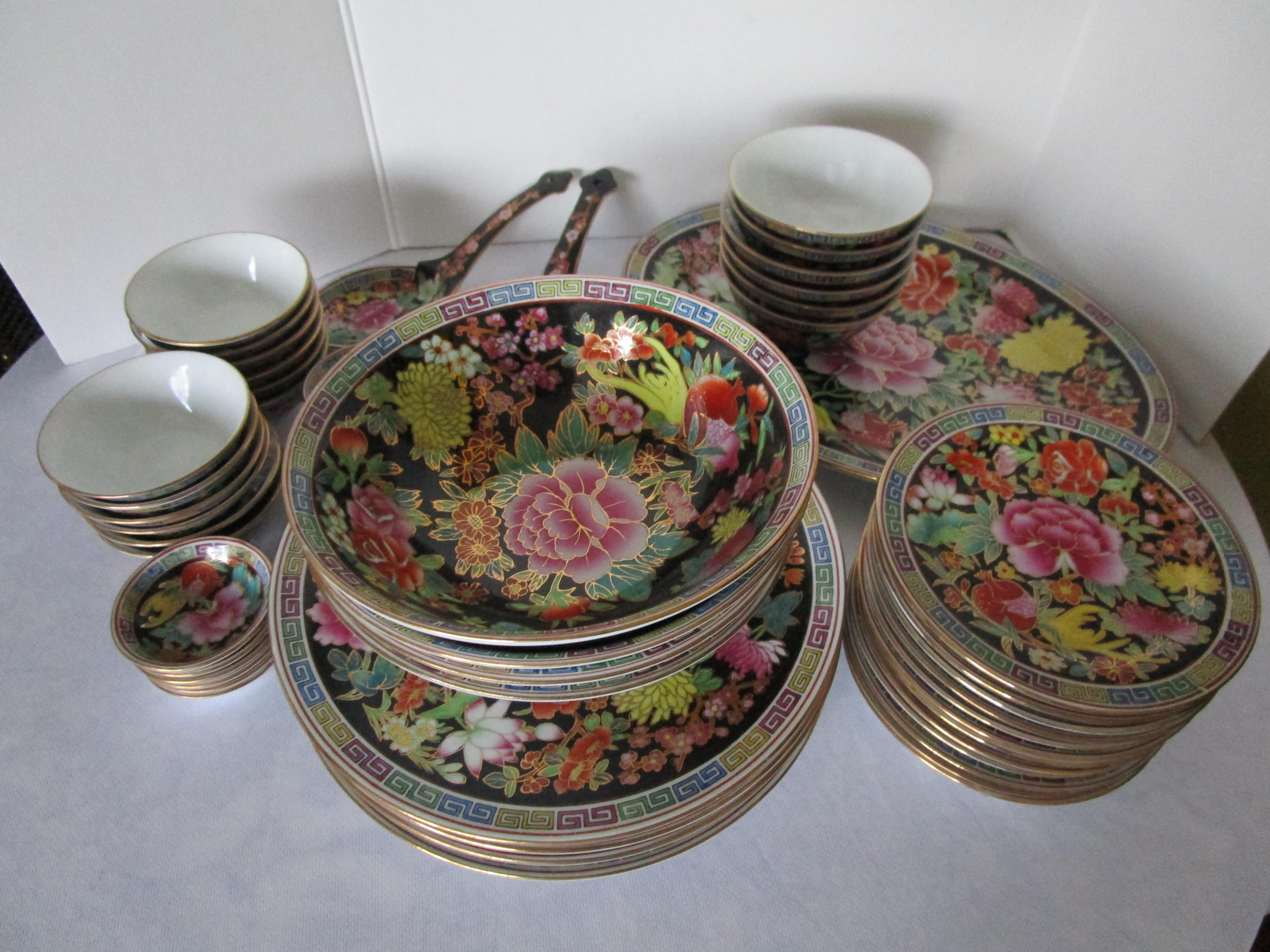 Ceramic Vintage Chinese Export Famille Noir, Mille Fleurs Dinner Service For Sale