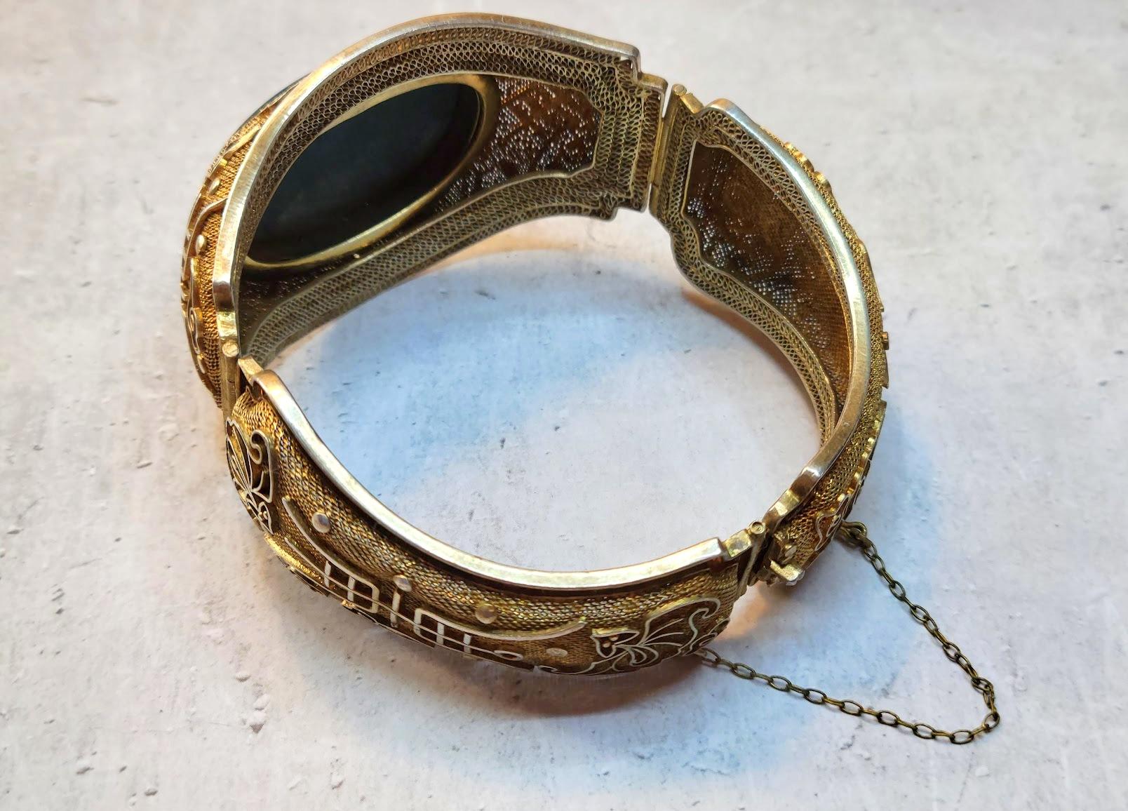 Vintage Chinese Export Filigree Gilded Silver Bracelet With Bloodstone Cabochon In Good Condition For Sale In Chesterland, OH