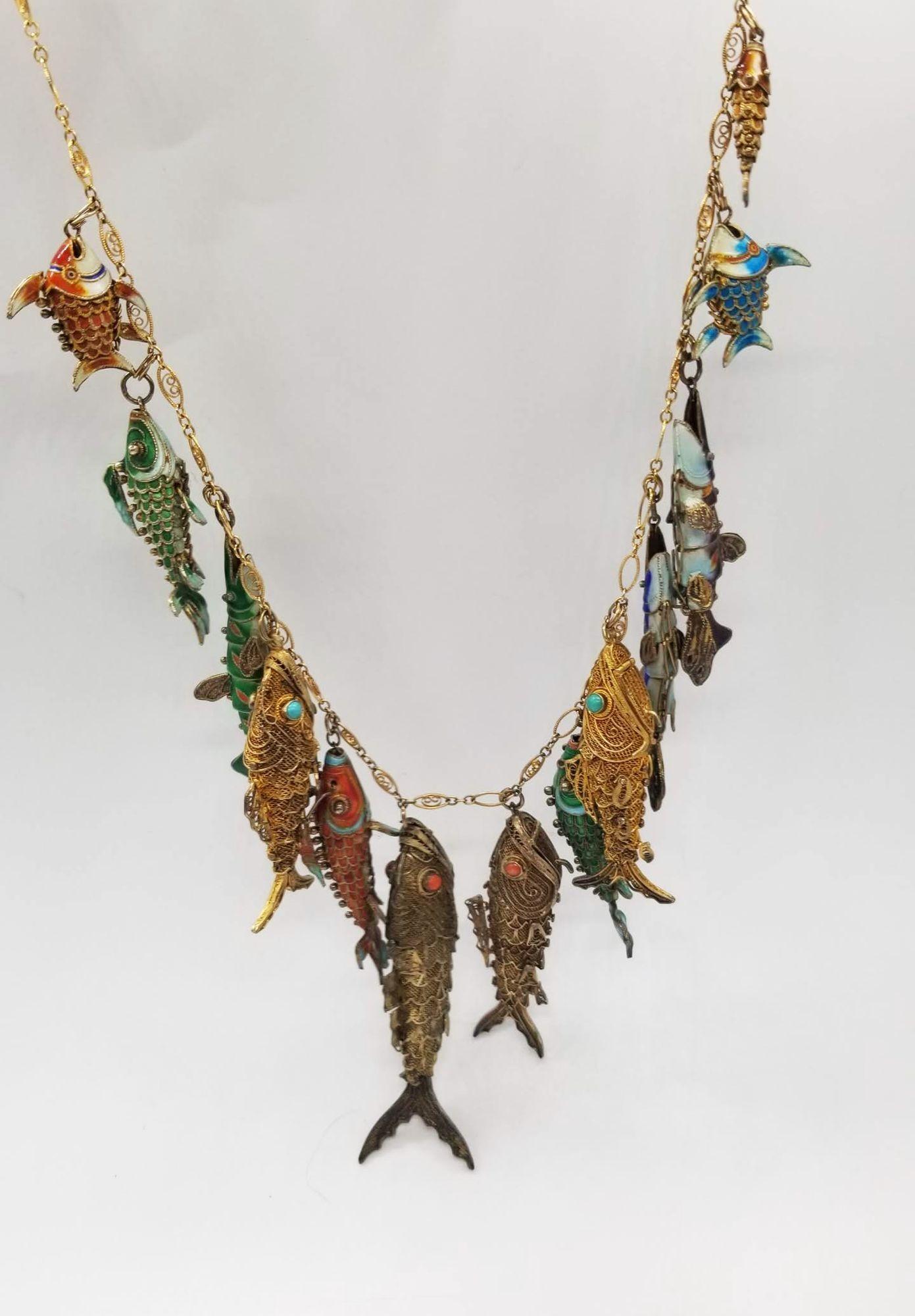 Embarquez pour un voyage dans le temps avec ce ravissant collier d'exportation chinoise vintage, un véritable bijou datant des années 1920 au début des années 1940. L'élément central de cette pièce exquise est un collier en filigrane lavé à l'or,