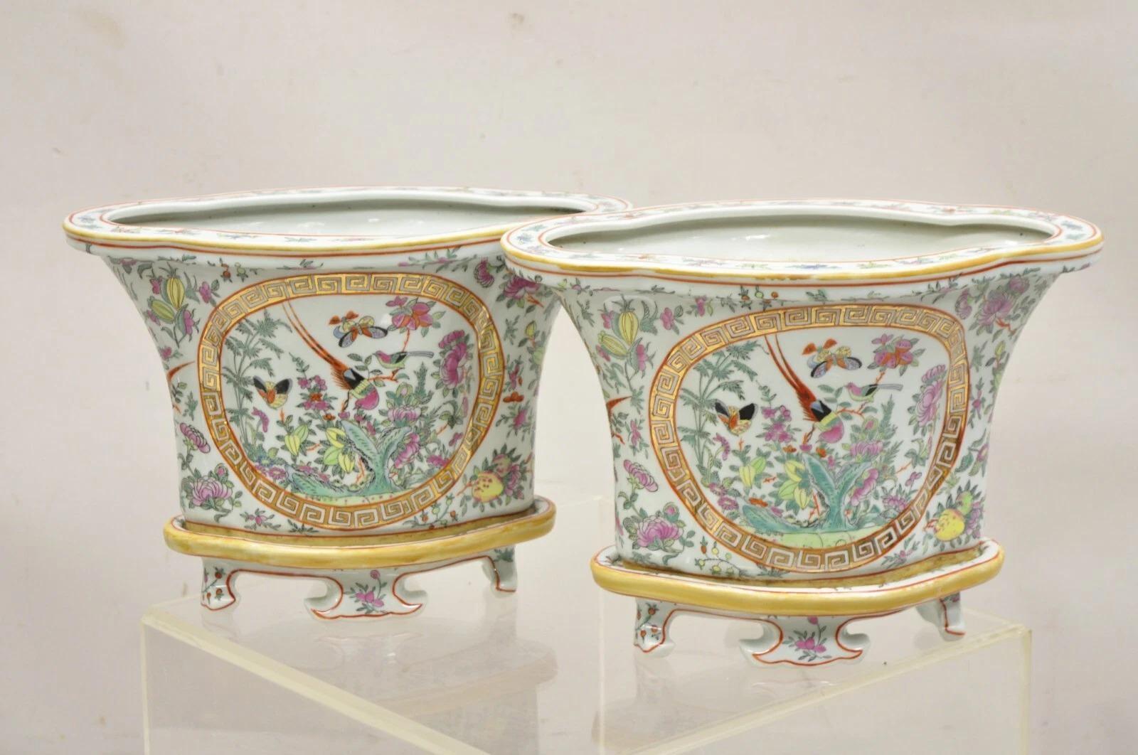 Maceta de porcelana china de exportación pintada con pájaros - un par. Detalles: Las macetas descansan sobre bases de porcelana decorada, forma única, pájaro pintado y diseño floral por todas partes, muy bonito par vintage. El precio es por la