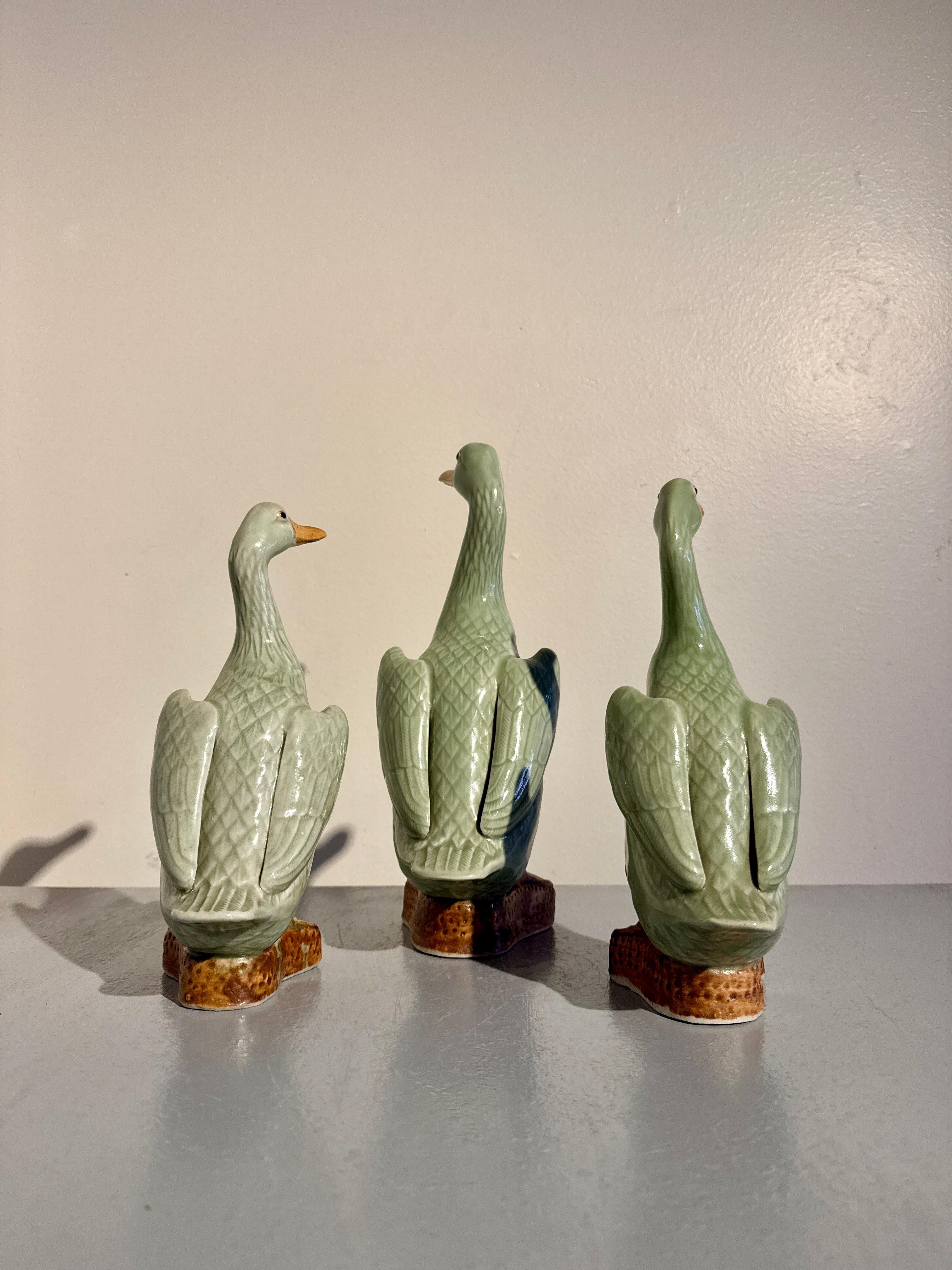 Vernissé Lot de 3 canards émaillés céladon d'exportation chinoise, années 1970 en vente
