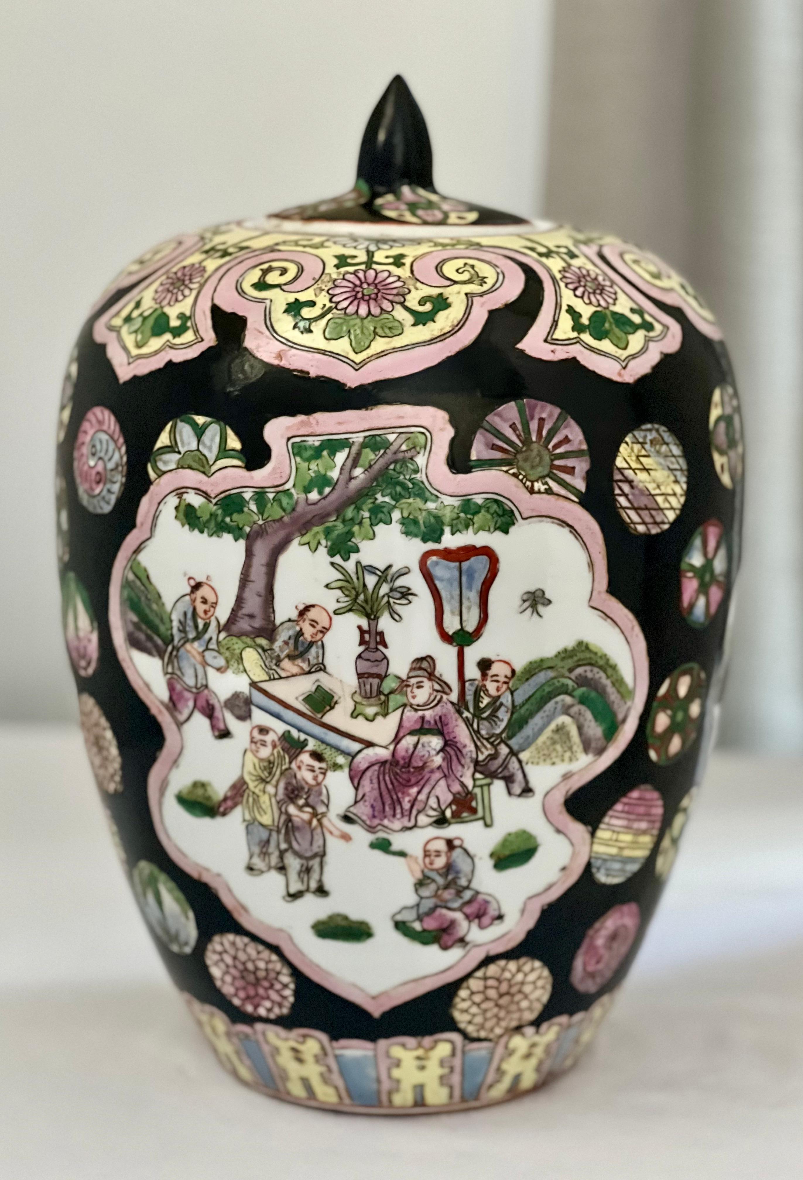 Vintage Chinese Famille Noire Porzellan Ingwer Glas mit Deckel, ca. 1920-30s.

Beeindruckender eiförmiger Krug, handbemalt mit leuchtenden Farben auf mattschwarzer Glasur. Jede Seite zeigt eine malerische Szene mit Figuren in einem Garten, die
