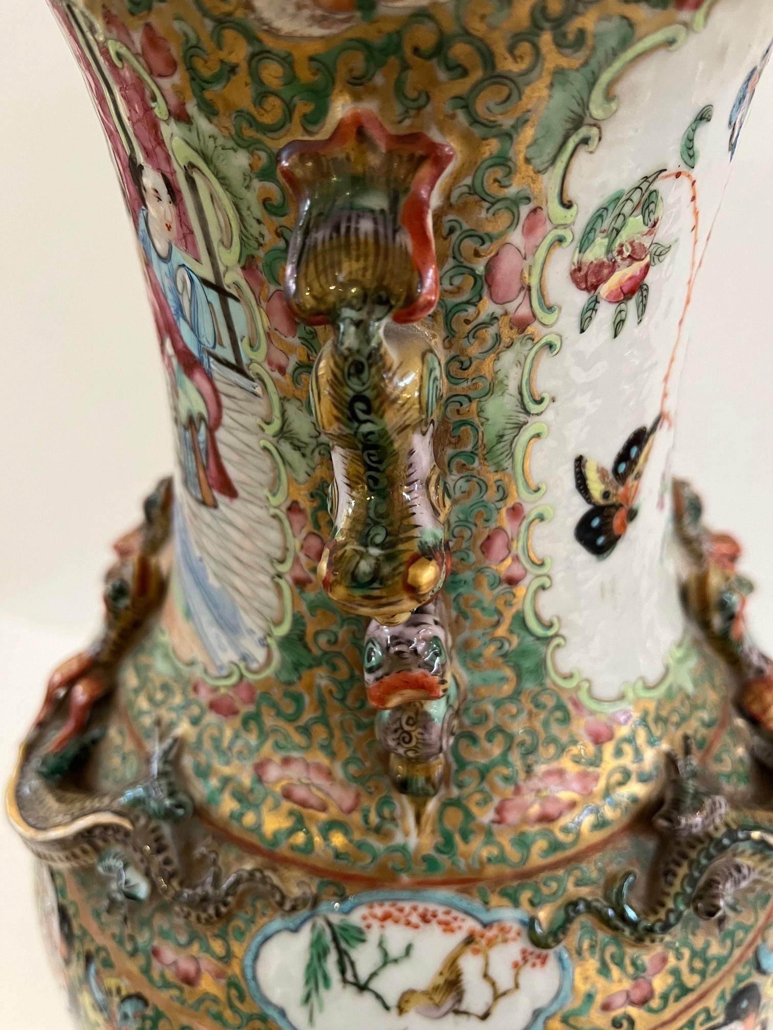 Vase balustre chinois Famille Rose peint de style Canton en vente 4