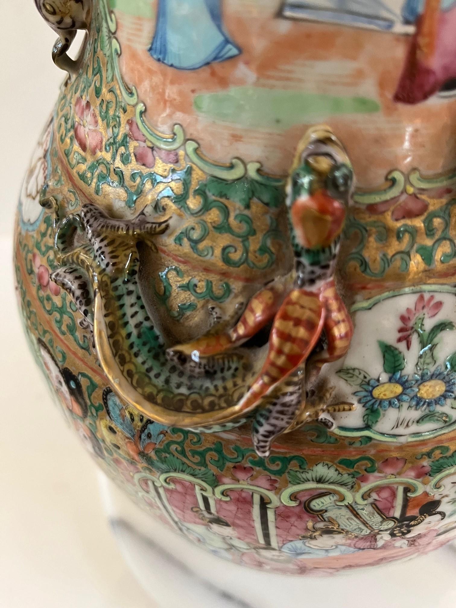 Vase balustre chinois Famille Rose peint de style Canton en vente 1