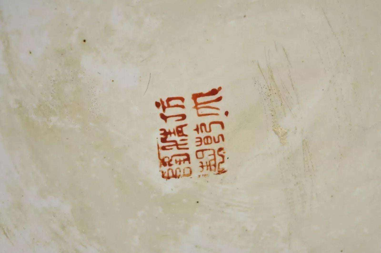 Chinesische Famille-Rose-Porzellanurne mit Deckel und 36