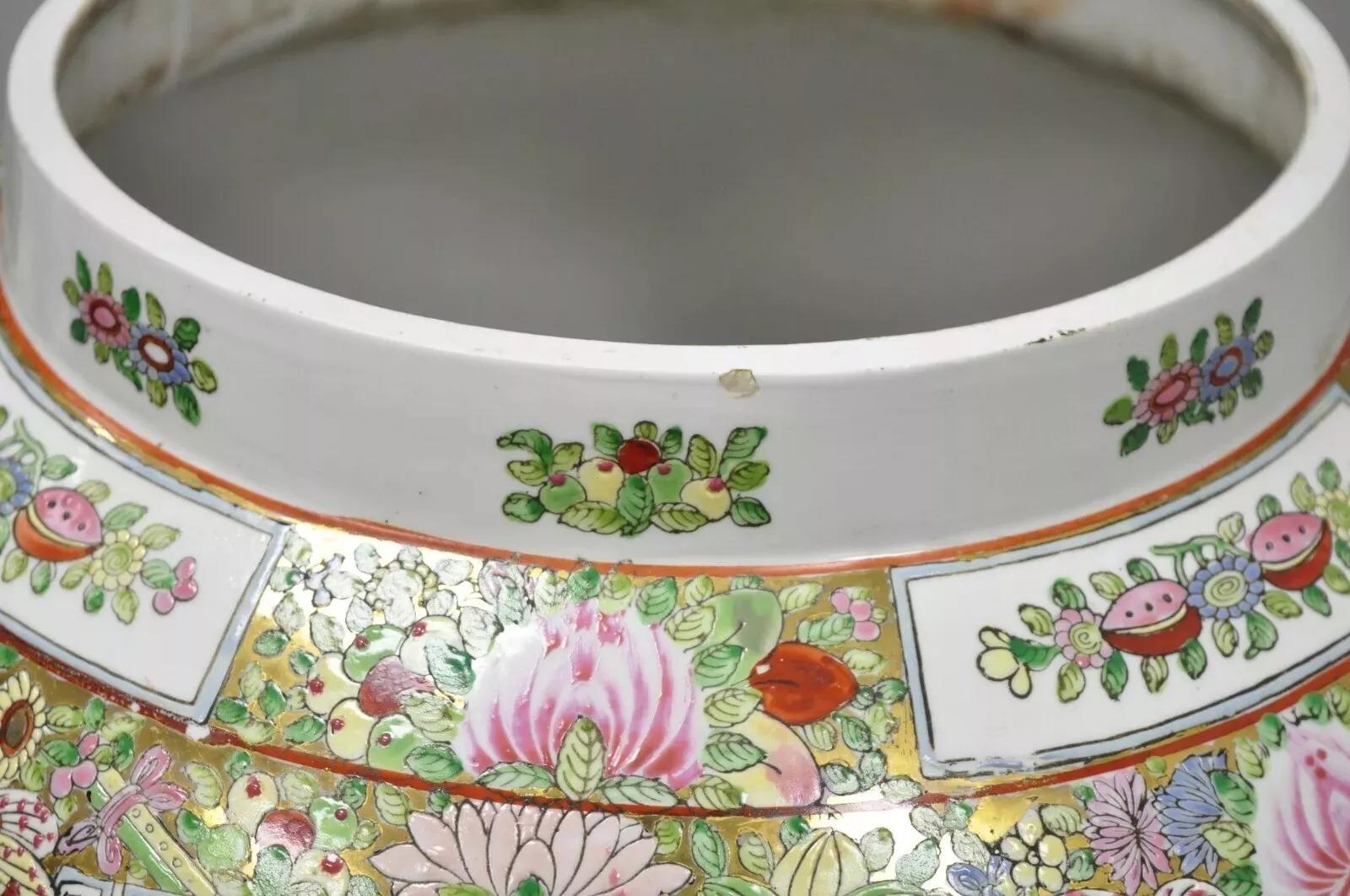 Chinesische Famille-Rose-Porzellanurne mit Deckel und 36