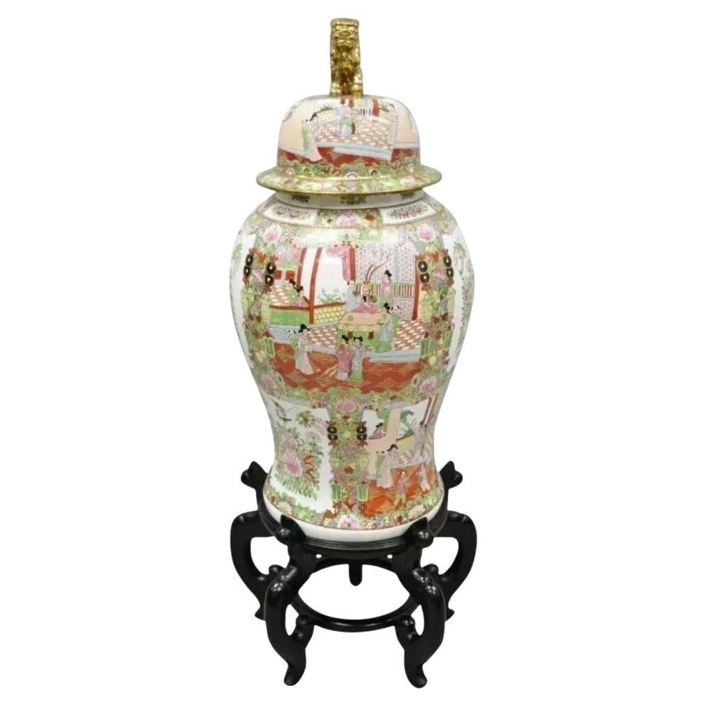 Chinesische Famille-Rose-Porzellanurne mit Deckel und 36" Tempelglasvase auf Sockel, Vintage im Angebot
