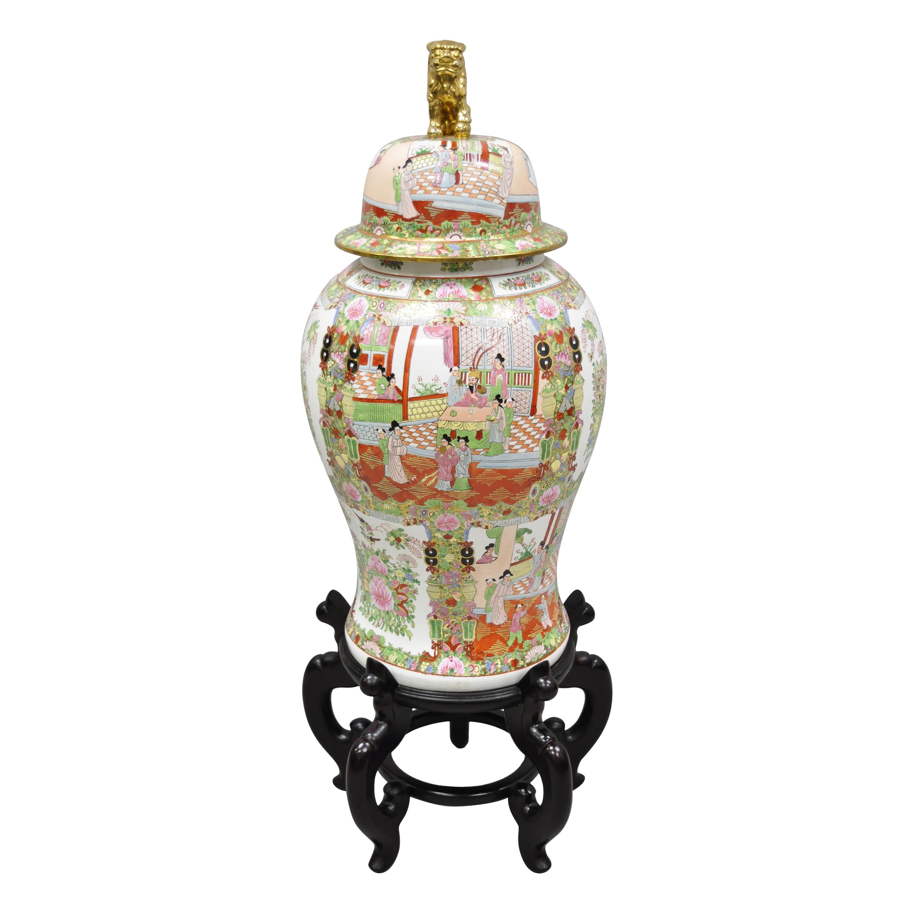 Vintage Chinese Famille Rose Porcelain Urn Lidded Temple Jar Vase on Base en vente