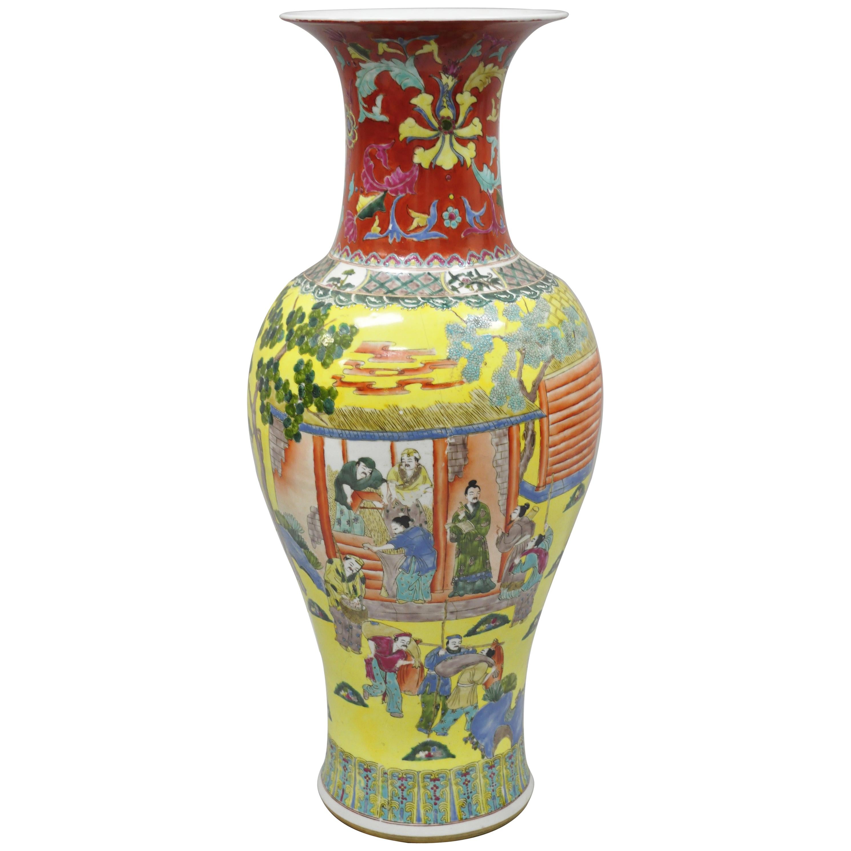 Vintage Chinese Famille Rose Yellow Porcelain Urn Vase Temple Vessel Jar ( vase ou vase de temple)