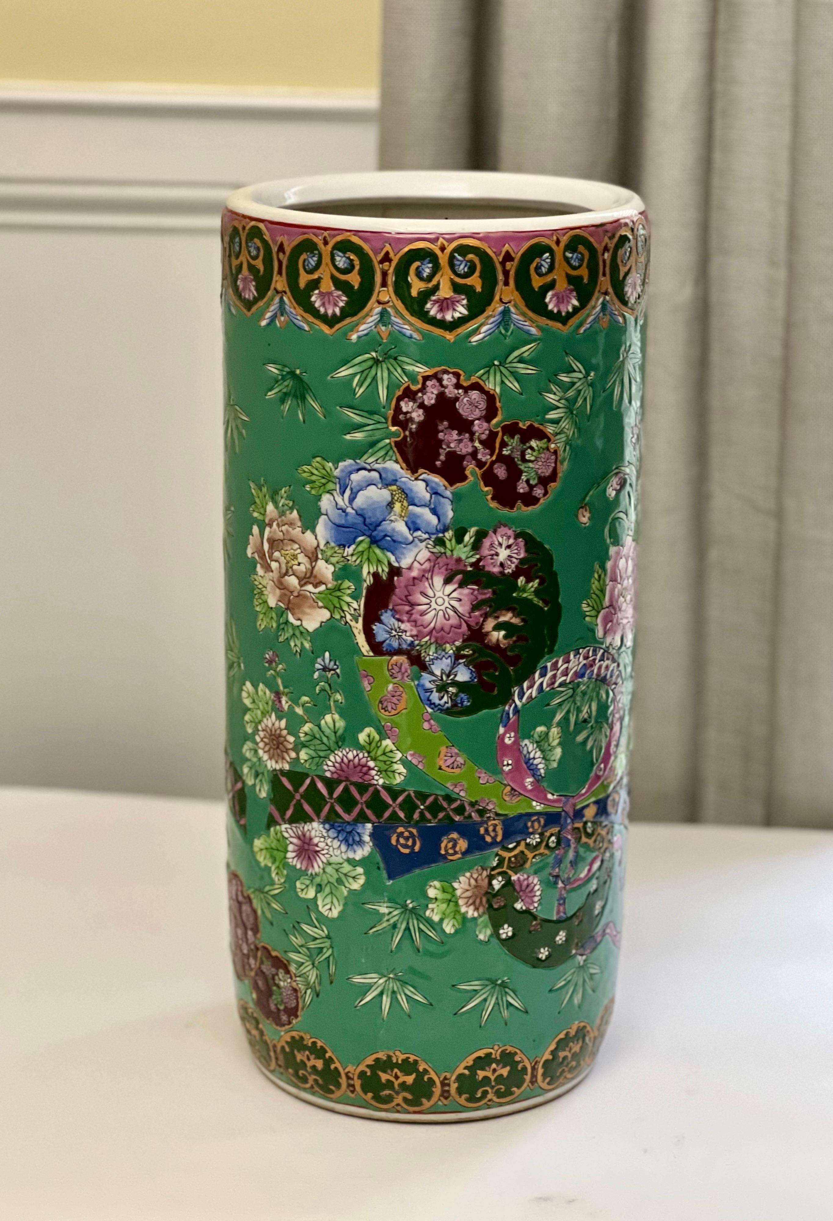 Vintage Chinese Famille Verte Porcelain Umbrella Stand or Vase In Good Condition For Sale In Doylestown, PA