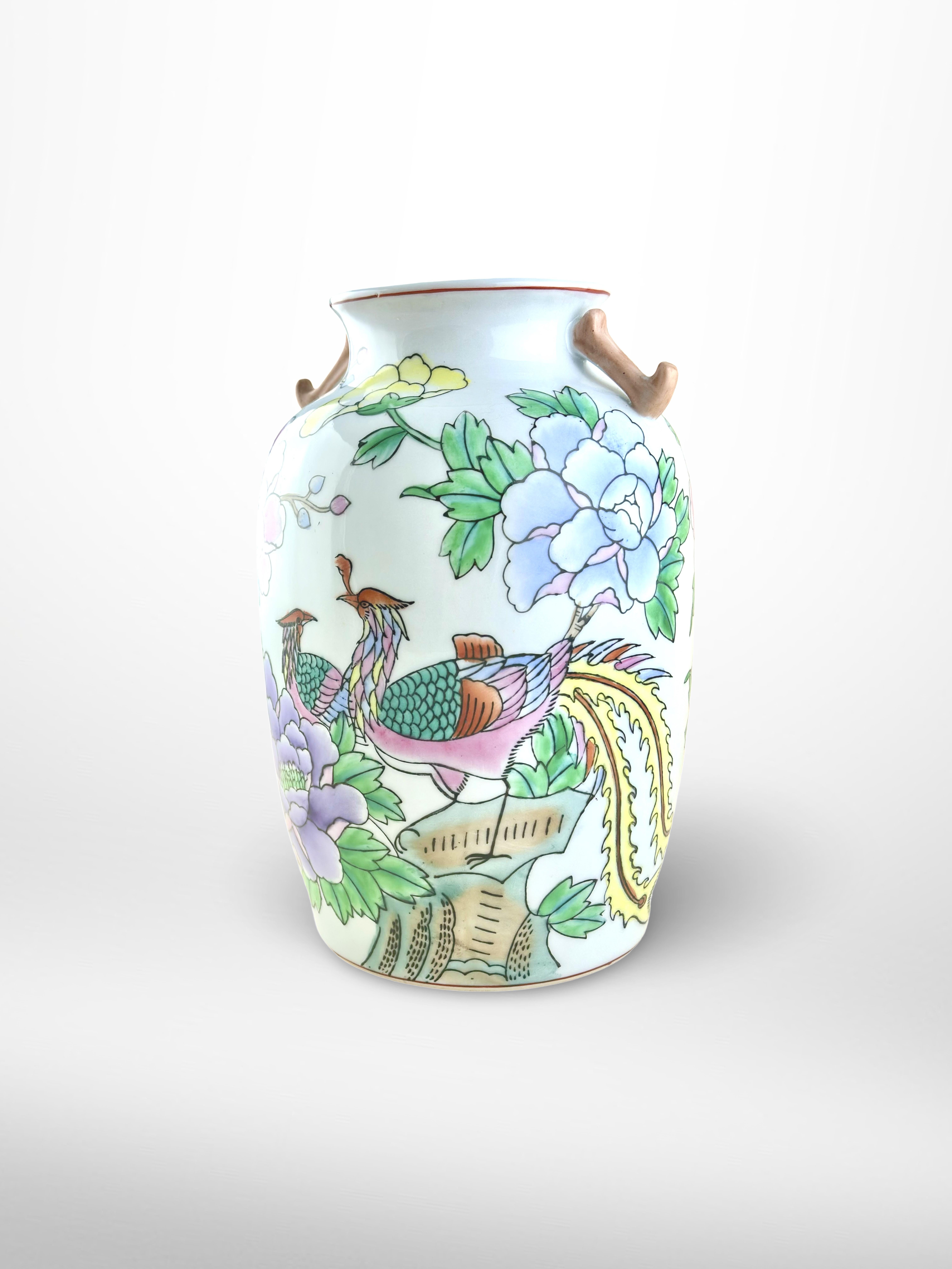 Chinesische Porzellanvase im Famille-Rose-Stil, Fenghuang-Stil, Porzellan, Hu-Vase, Drachengriffe, ca. 1960er Jahre (Handbemalt) im Angebot