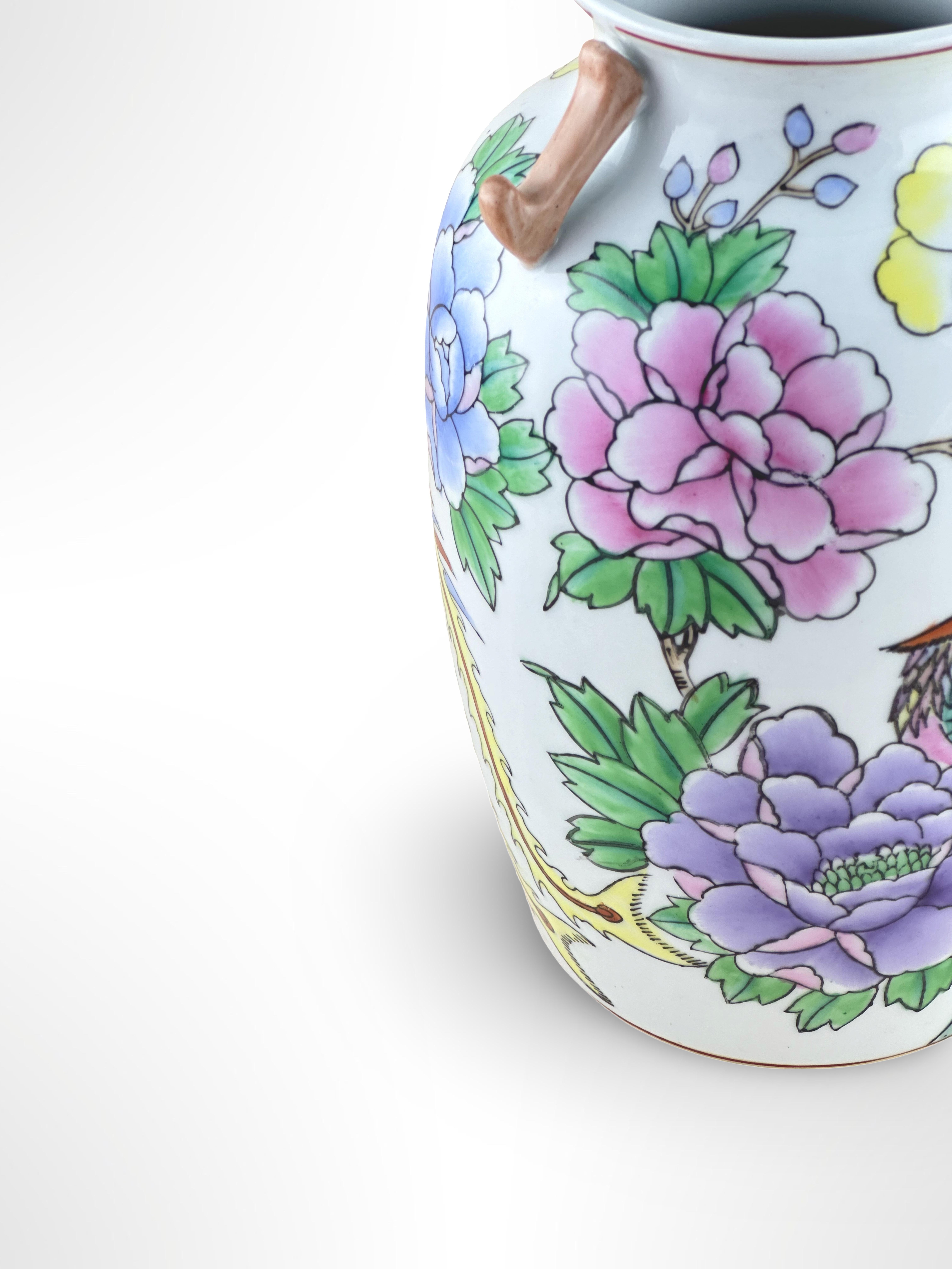 Chinesische Porzellanvase im Famille-Rose-Stil, Fenghuang-Stil, Porzellan, Hu-Vase, Drachengriffe, ca. 1960er Jahre im Zustand „Gut“ im Angebot in Glasgow, GB