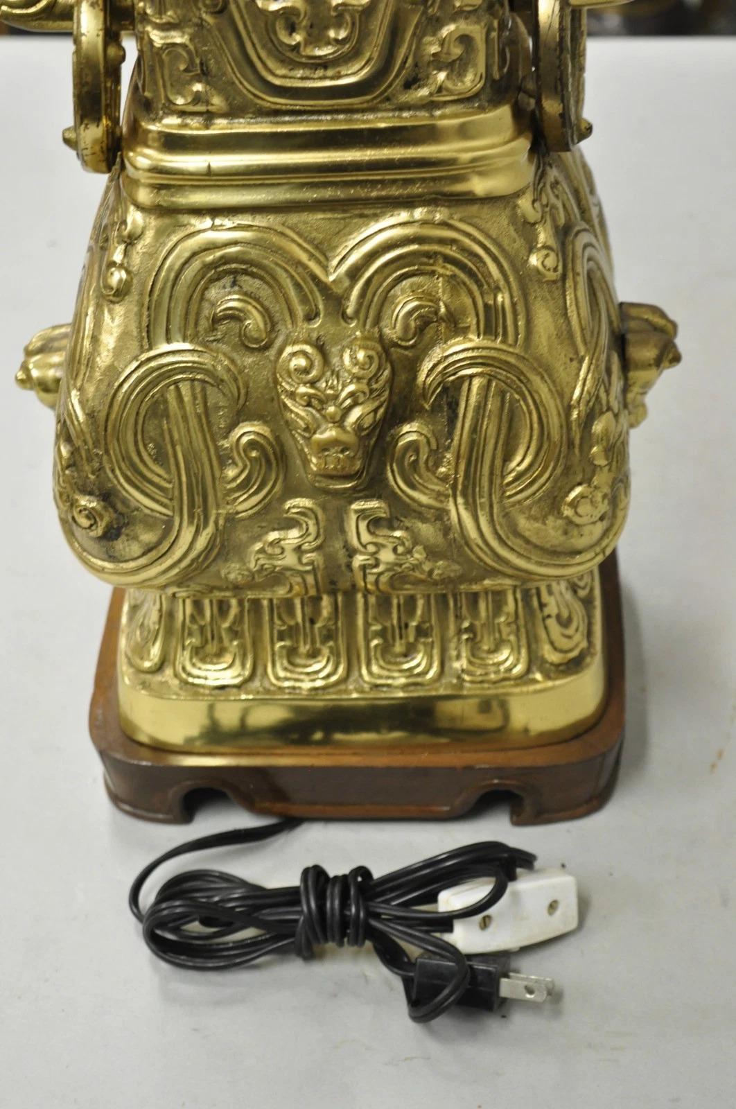 Vintage cinese Figural Brass Bronze Wine Vessel Chinoiserie Hu Vase Table Lamp in vendita 3