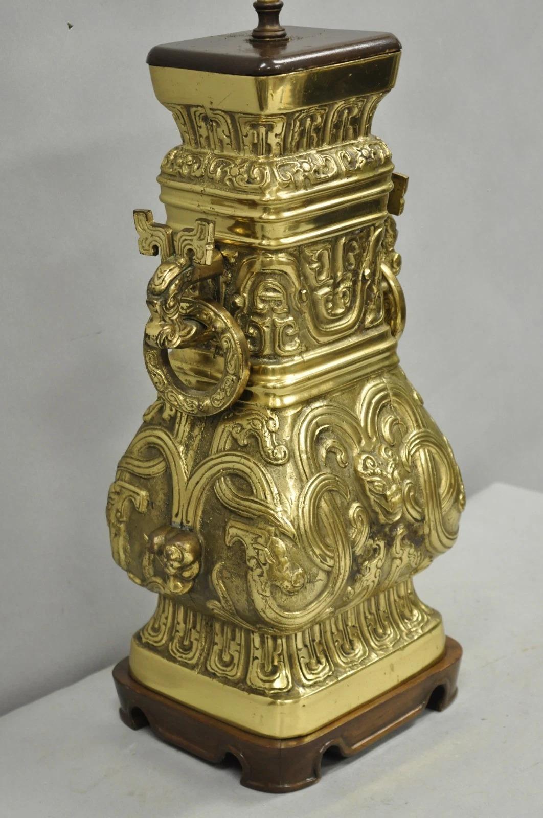 Vintage cinese Figural Brass Bronze Wine Vessel Chinoiserie Hu Vase Table Lamp in vendita 5