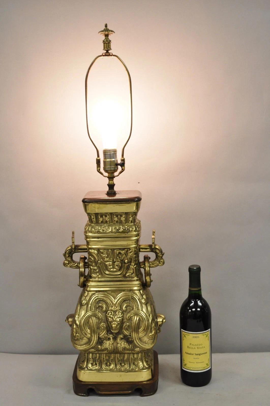 Lampada da tavolo cinese Figural Brass Bronze Wine Vessel Chinoiserie Hu Vase. Circa metà del XX secolo. Misure: 33,5