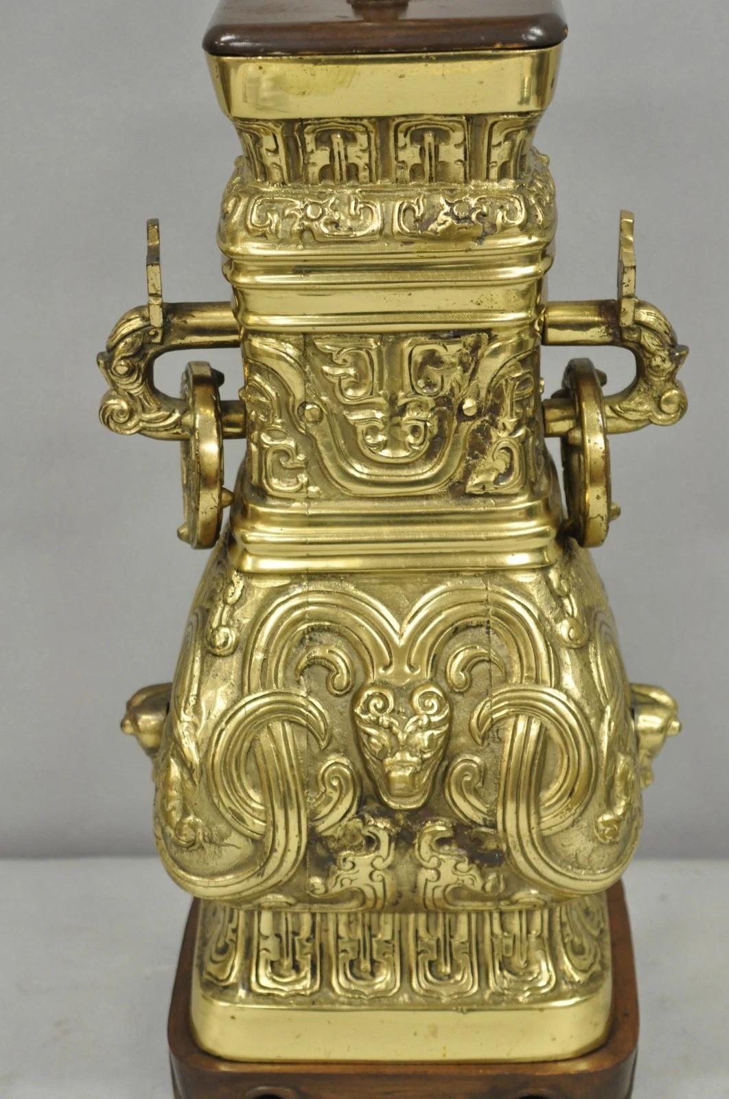 Cineserie Vintage cinese Figural Brass Bronze Wine Vessel Chinoiserie Hu Vase Table Lamp in vendita