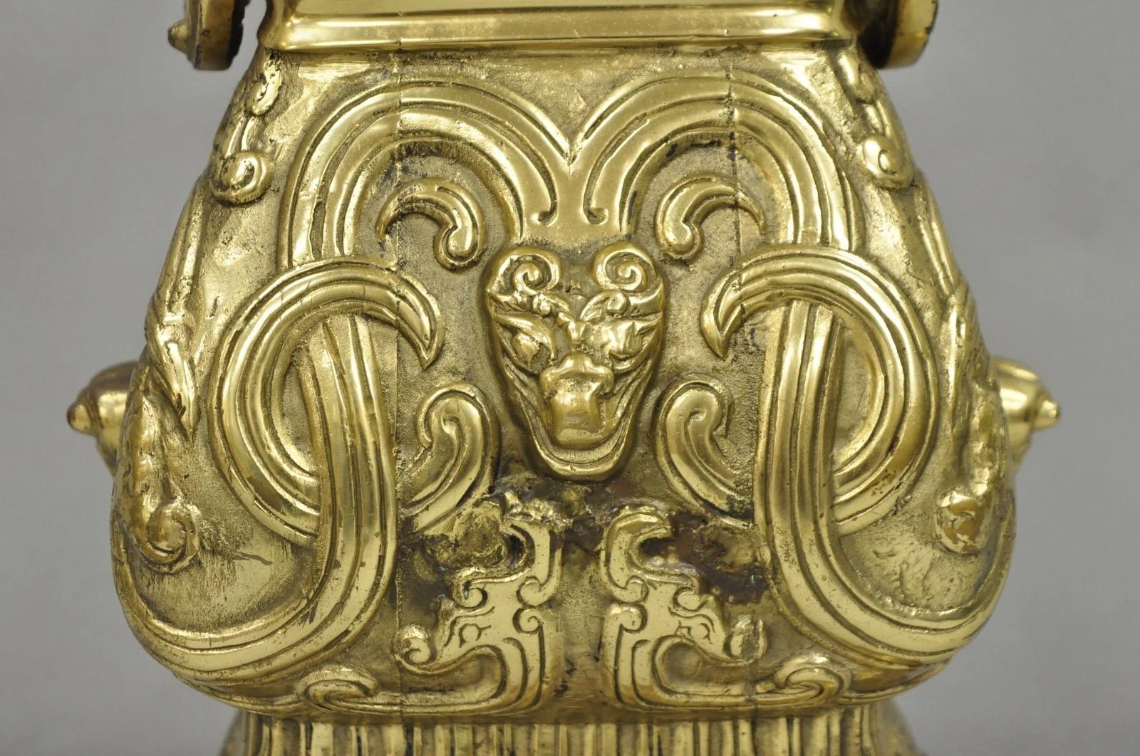 Sconosciuto Vintage cinese Figural Brass Bronze Wine Vessel Chinoiserie Hu Vase Table Lamp in vendita