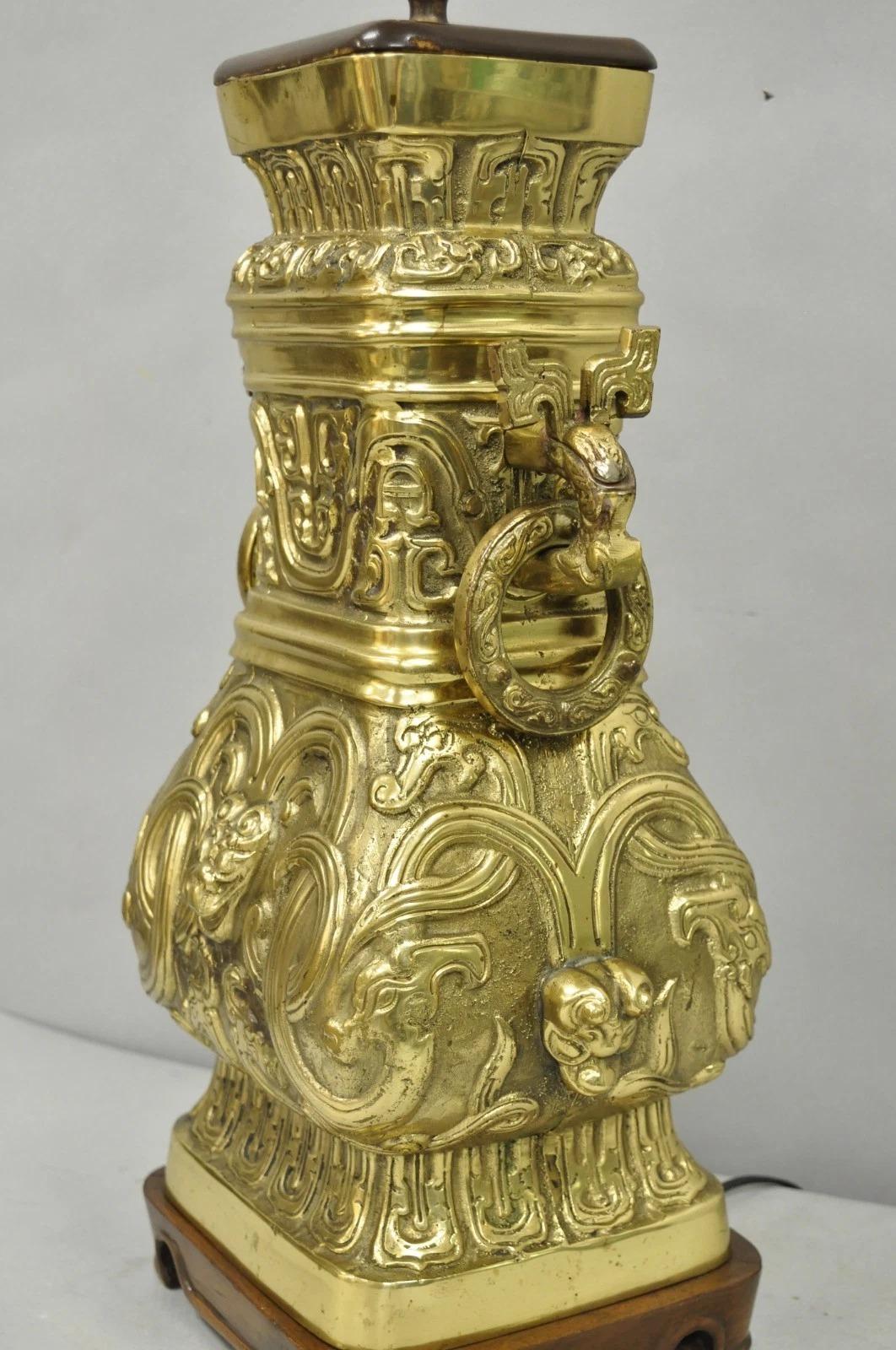 Vintage cinese Figural Brass Bronze Wine Vessel Chinoiserie Hu Vase Table Lamp In condizioni buone in vendita a Philadelphia, PA