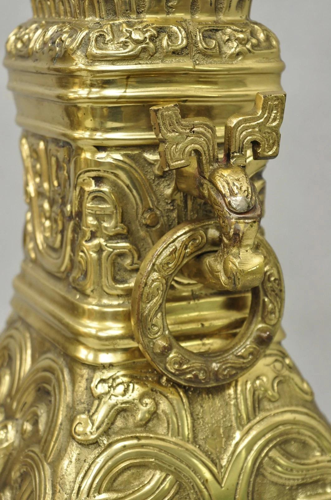 XX secolo Vintage cinese Figural Brass Bronze Wine Vessel Chinoiserie Hu Vase Table Lamp in vendita