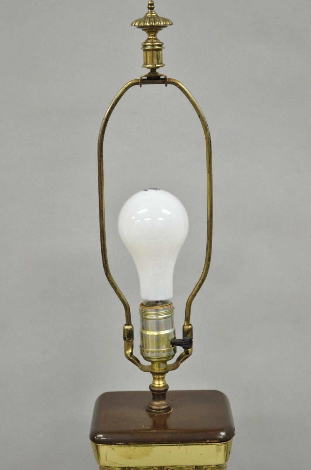Ottone Vintage cinese Figural Brass Bronze Wine Vessel Chinoiserie Hu Vase Table Lamp in vendita