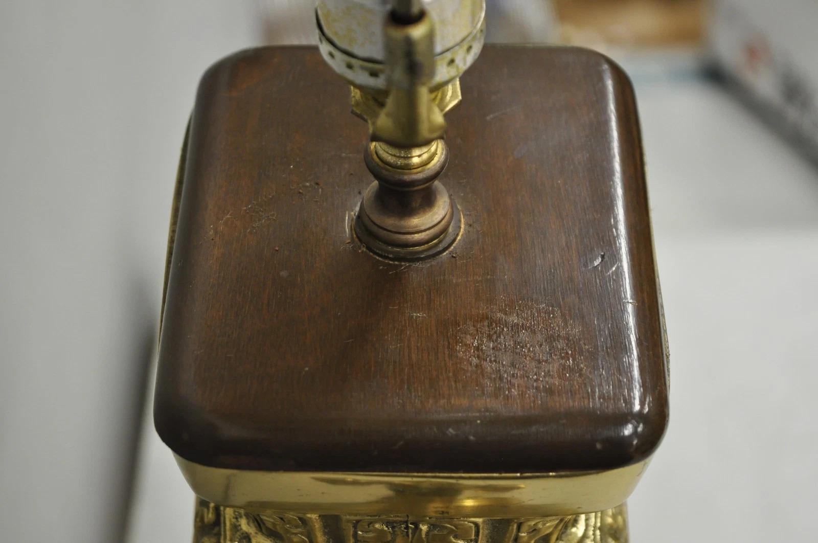 Vintage cinese Figural Brass Bronze Wine Vessel Chinoiserie Hu Vase Table Lamp in vendita 1