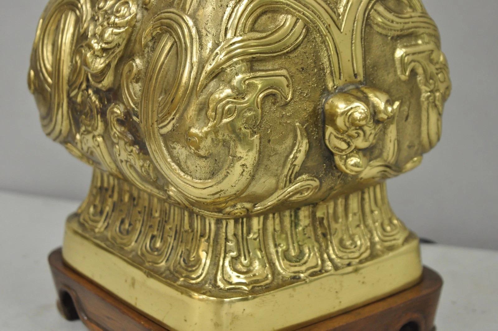 Vintage cinese Figural Brass Bronze Wine Vessel Chinoiserie Hu Vase Table Lamp in vendita 2