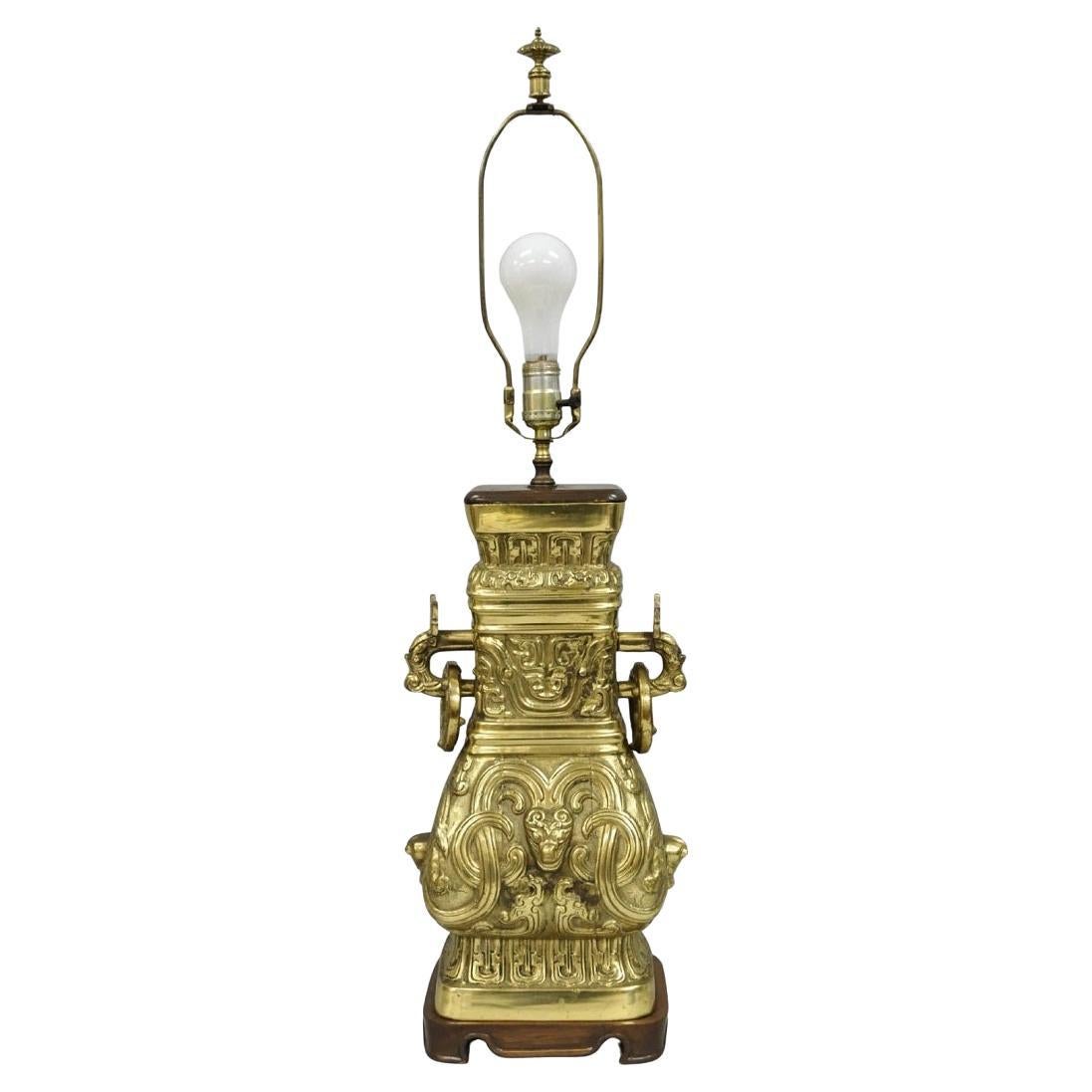 Vintage cinese Figural Brass Bronze Wine Vessel Chinoiserie Hu Vase Table Lamp in vendita