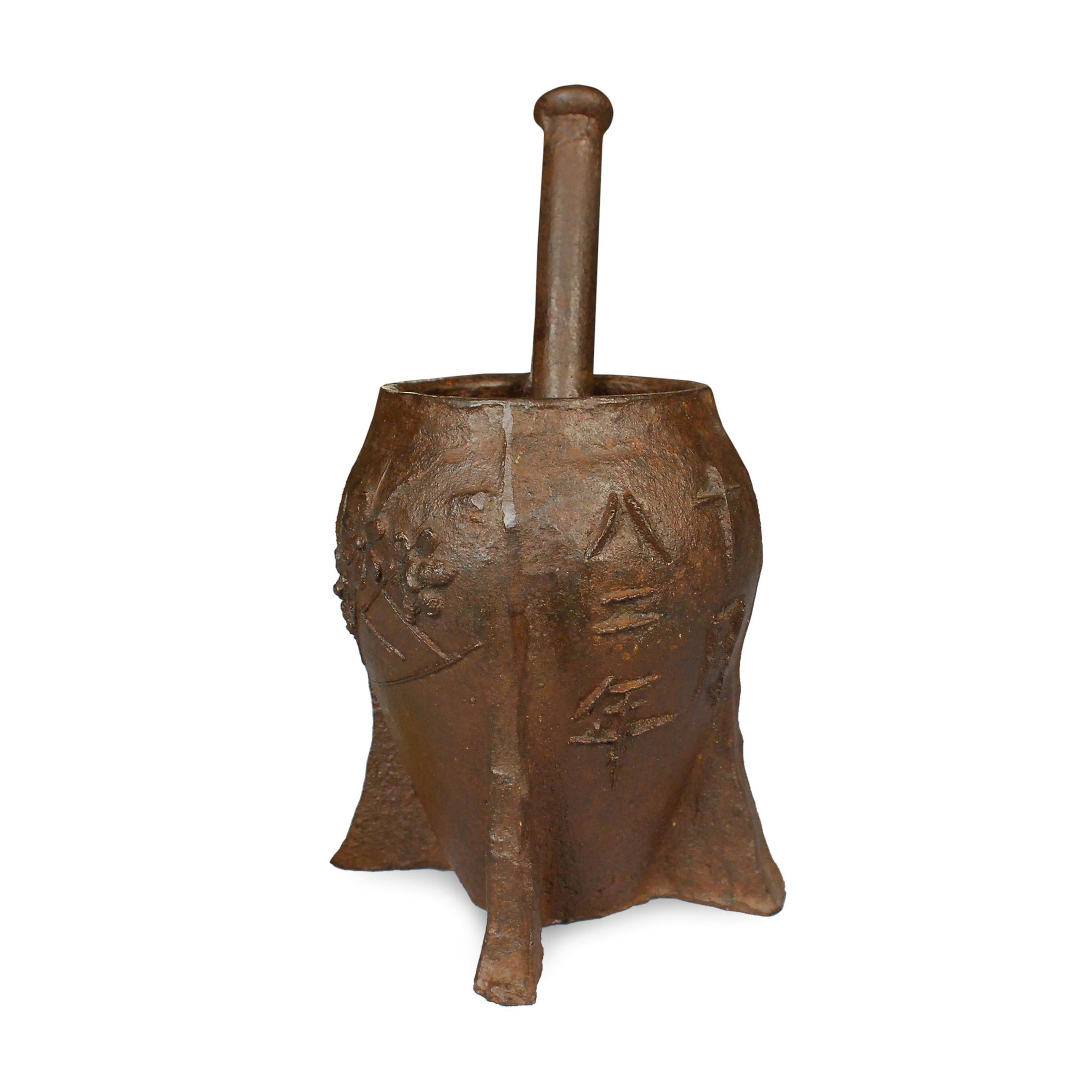 Chinesischer geblümter Mortar aus Gusseisen, Chinesisch (Rustikal) im Angebot