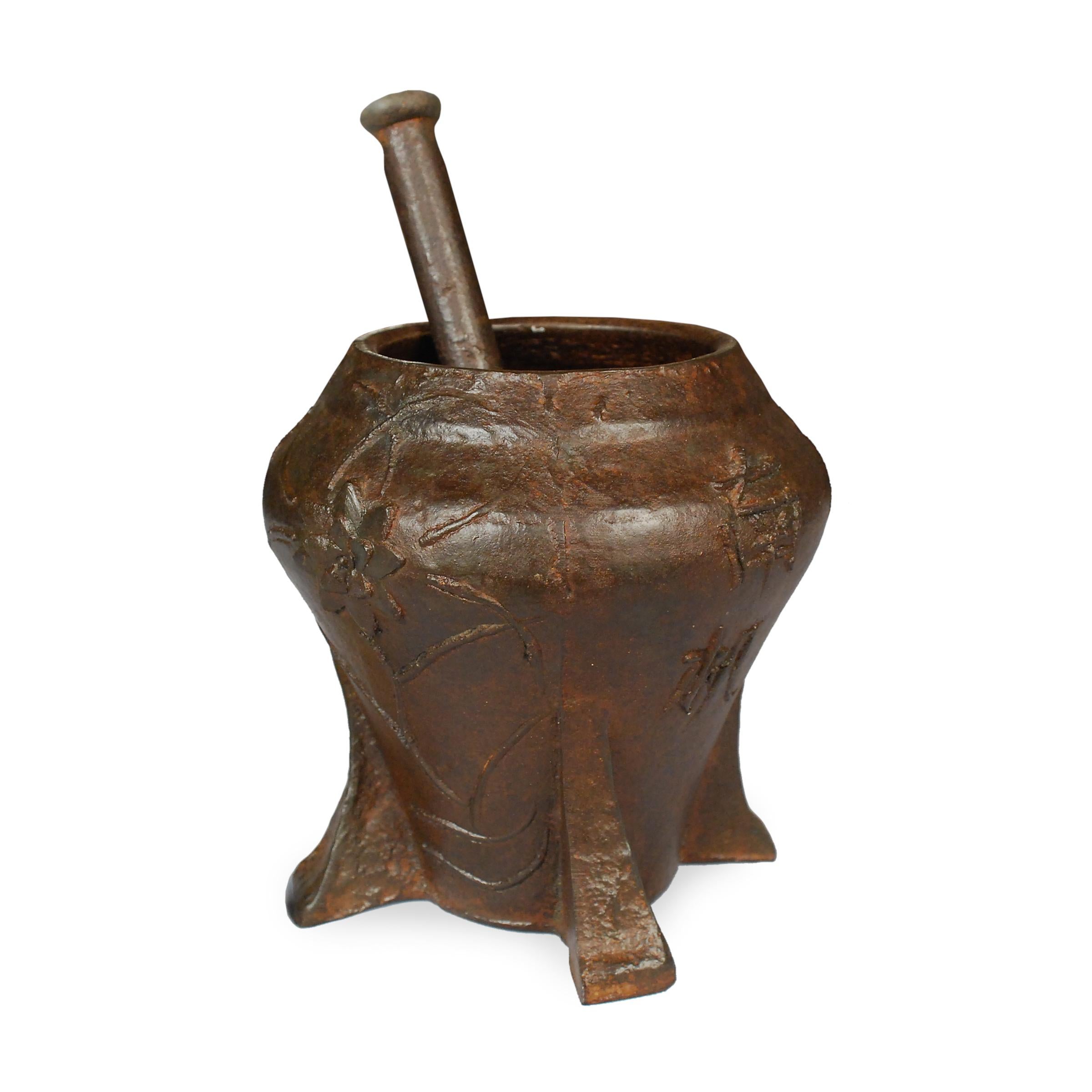 Chinesischer geblümter Mortar aus Gusseisen, Chinesisch (Gegossen) im Angebot