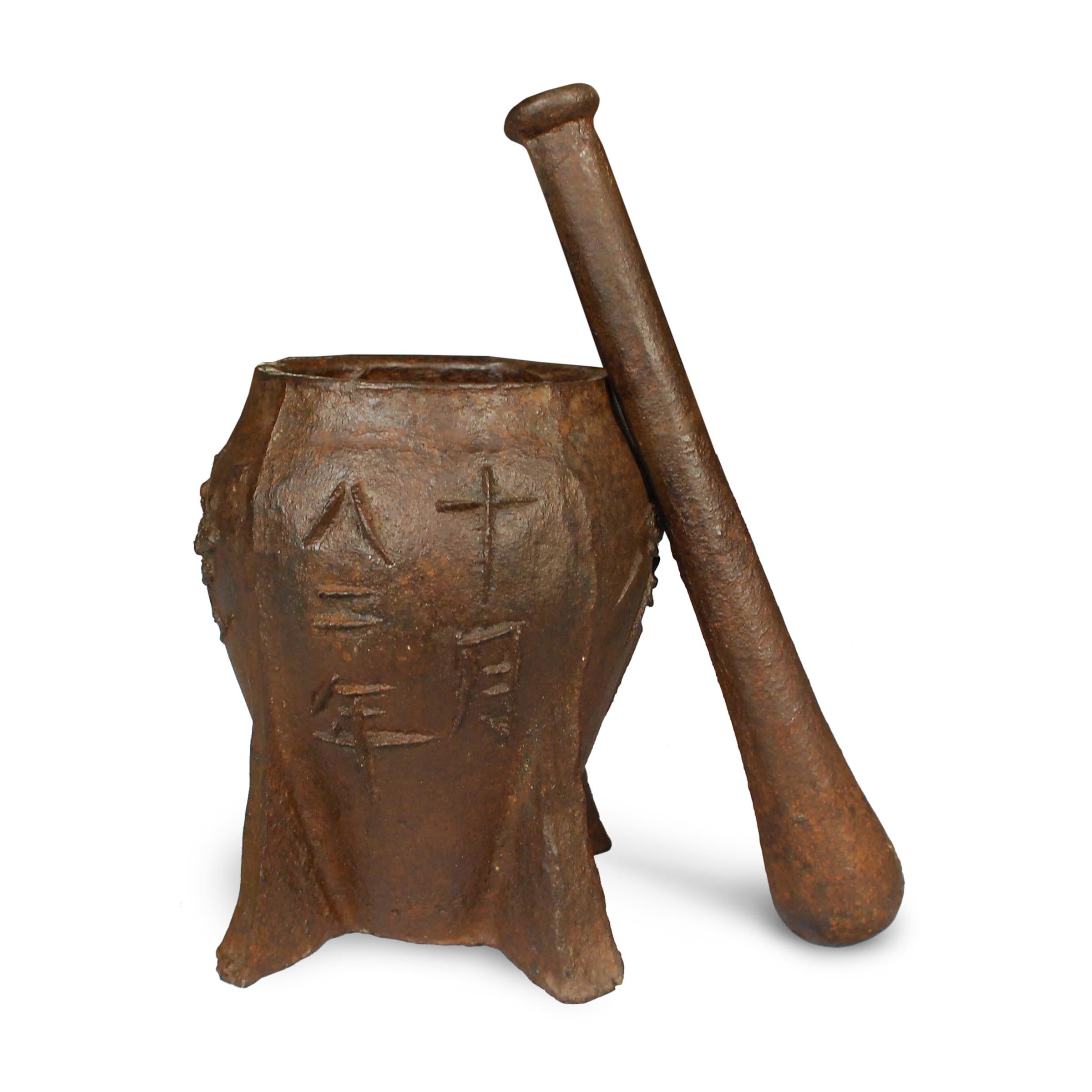Chinesischer geblümter Mortar aus Gusseisen, Chinesisch (Gegossen) im Angebot