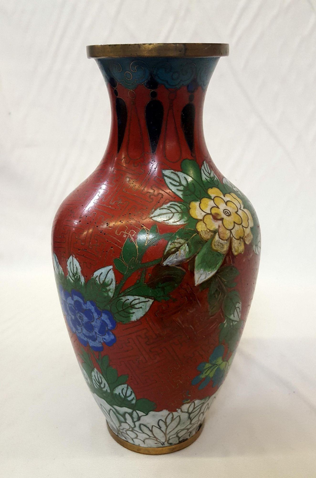 Hong Kong Vintage Chinese Floral Champleve Vase Enamel-Over-Brass en vente