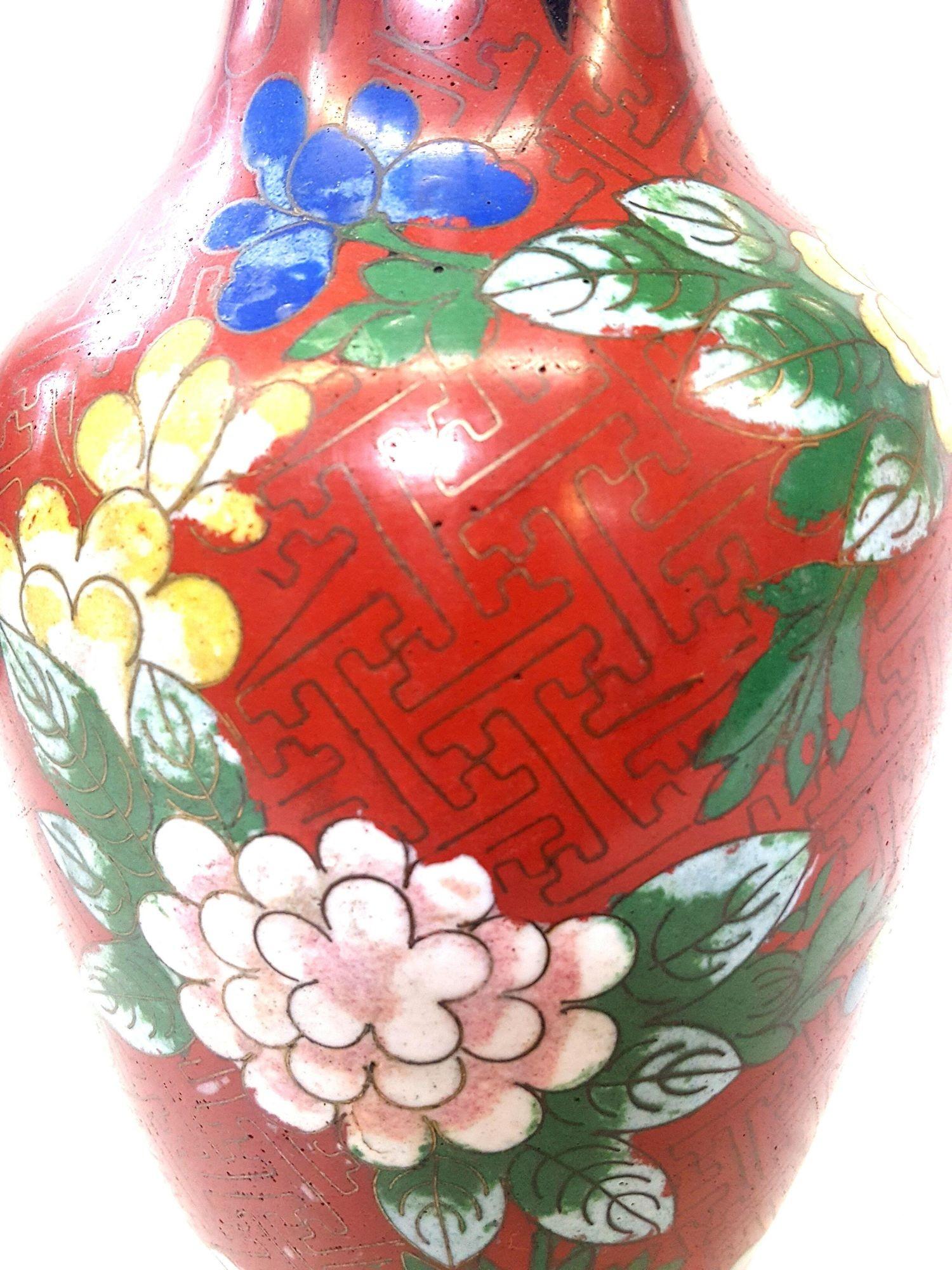 Milieu du XXe siècle Vintage Chinese Floral Champleve Vase Enamel-Over-Brass en vente
