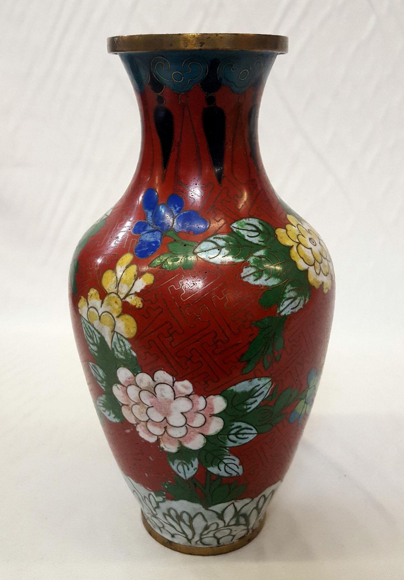 Vintage Chinese Floral Champleve Vase Enamel-Over-Brass en vente 1