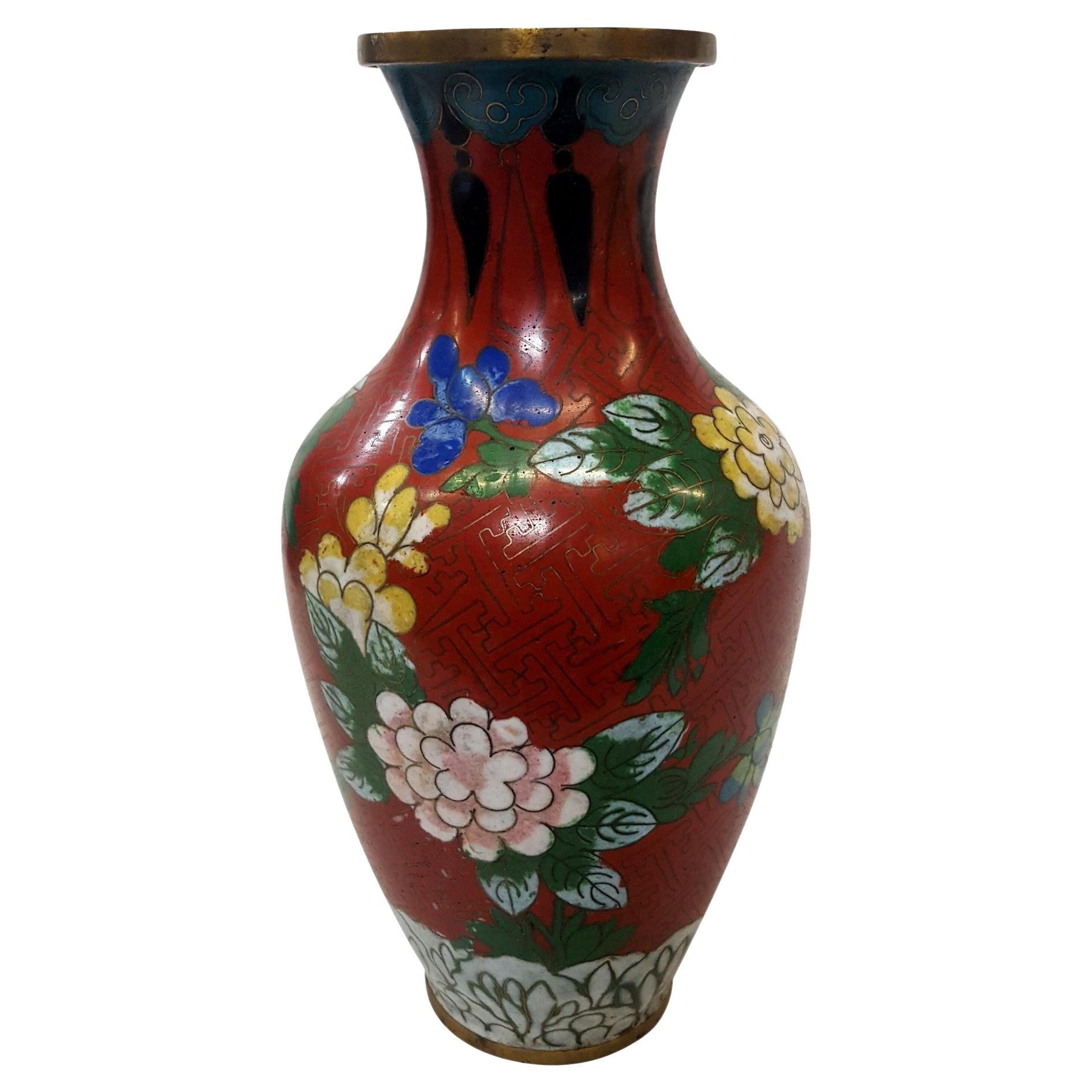 Chinesische Champleve-Vase mit Blumenmuster und Emaille-Over-Brass