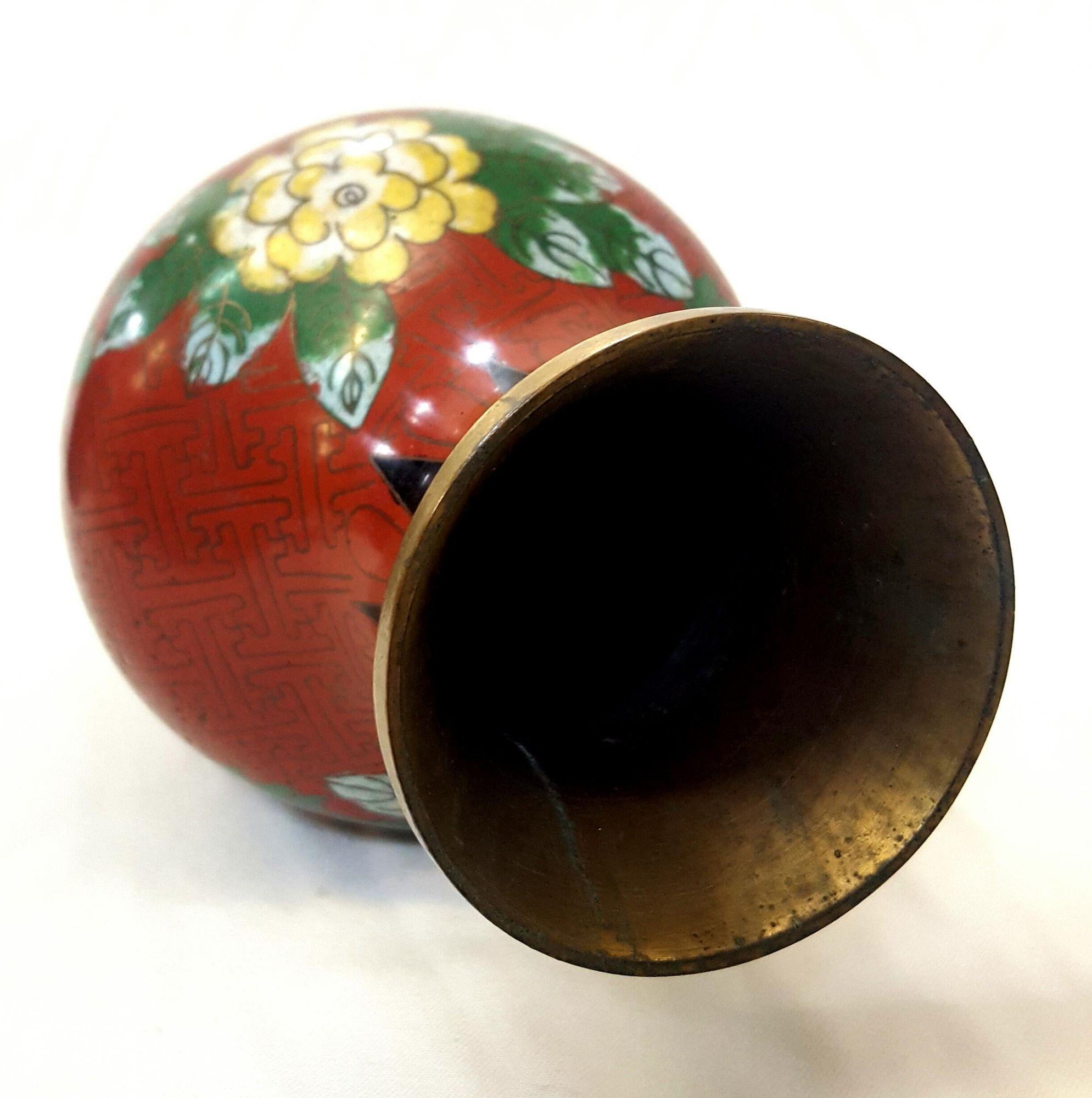 Vintage Chinese Floral Cloisonné Vase Enamel-Over-Brass In Excellent Condition For Sale In Van Nuys, CA