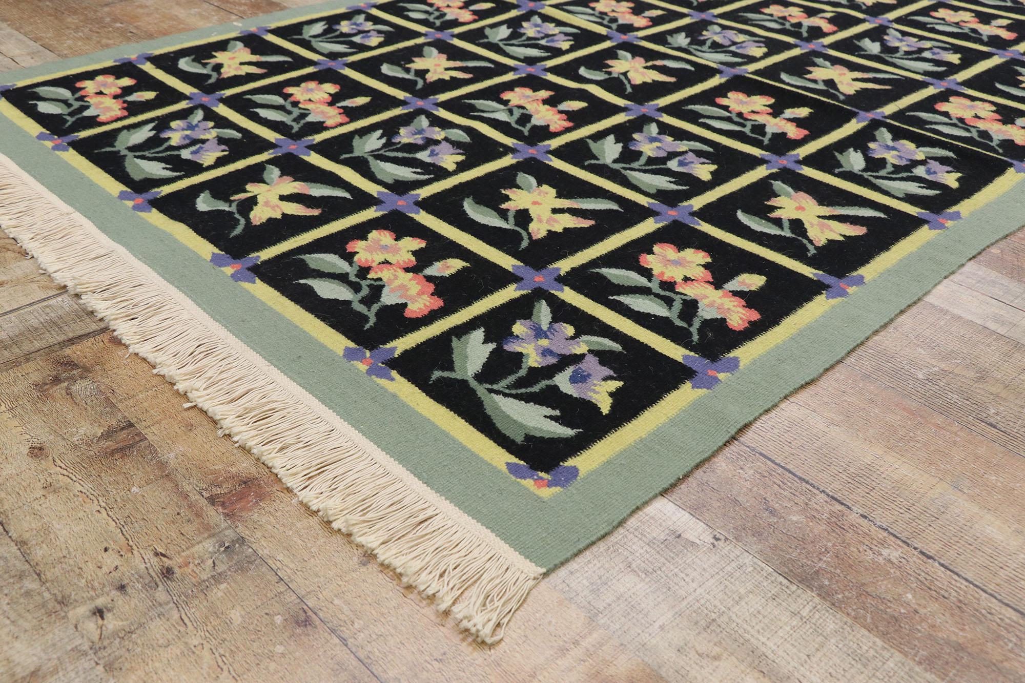 Vintage Chinese Floral Kilim Rug with English Country Cottage Style In Good Condition For Sale In Dallas, TX