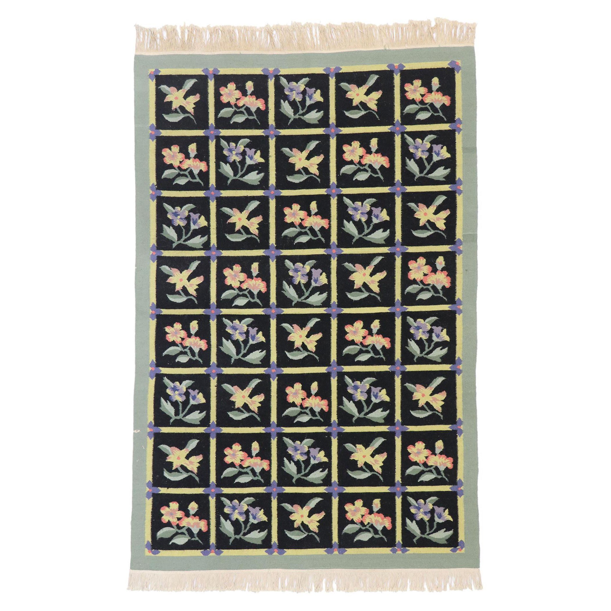 Tapis Kilim chinois vintage à fleurs avec style cottage de campagne anglais