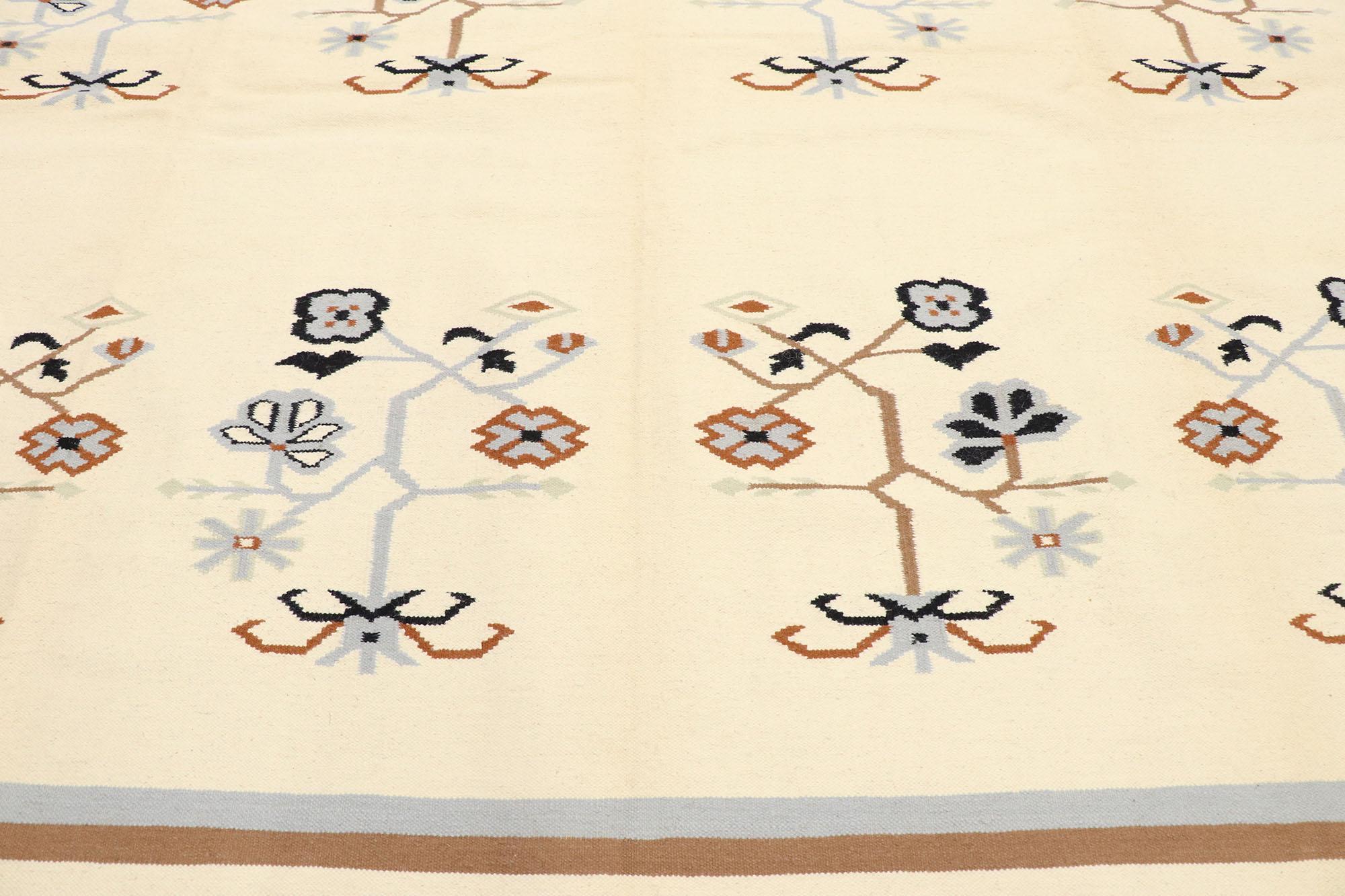Vintage Chinese Floral Kilim Rug with Modern Style In Good Condition For Sale In Dallas, TX