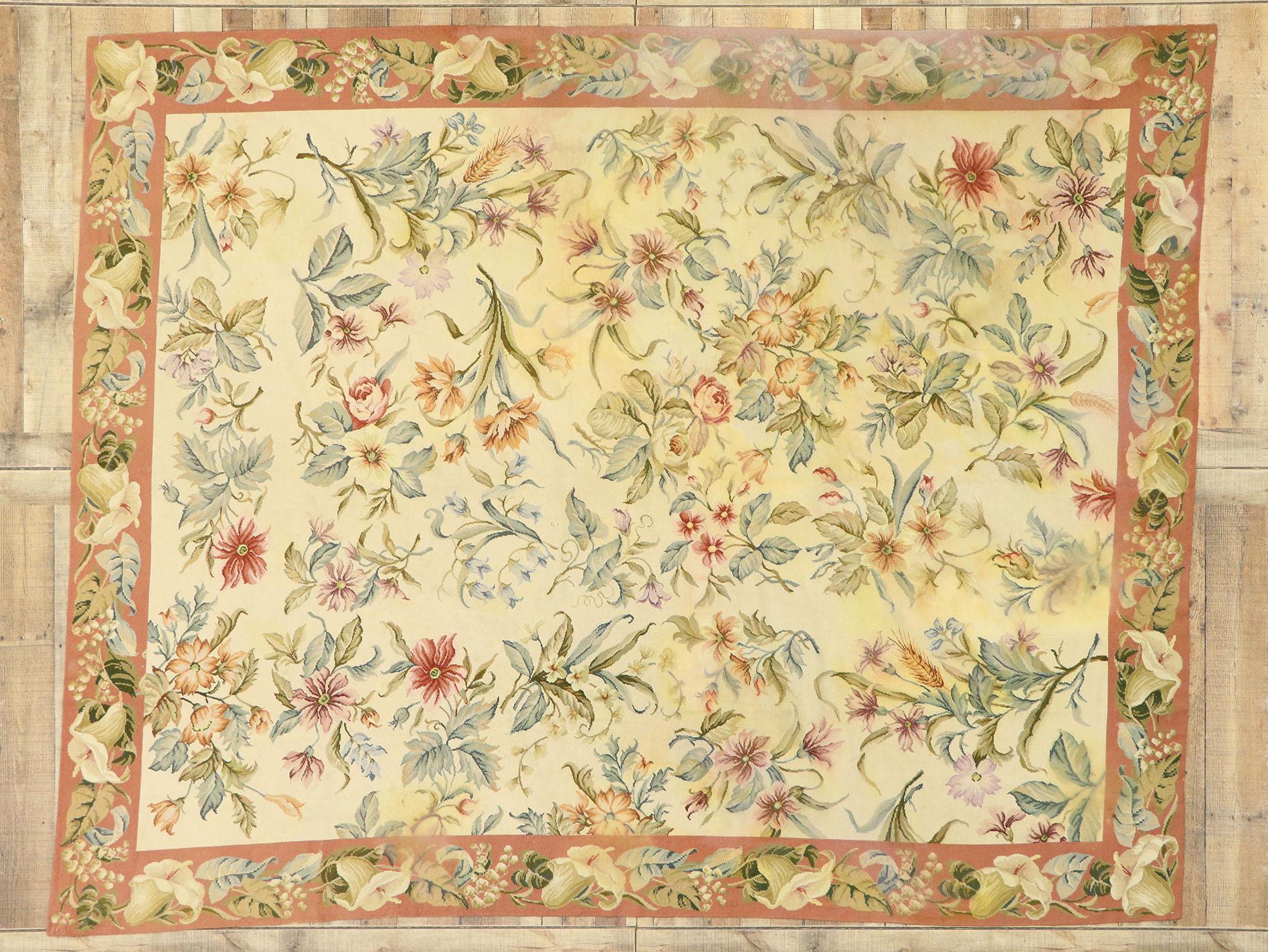 Tapis chinois vintage à motifs floraux en broderie à l'aiguille avec style conservateur de jardin État moyen - En vente à Dallas, TX