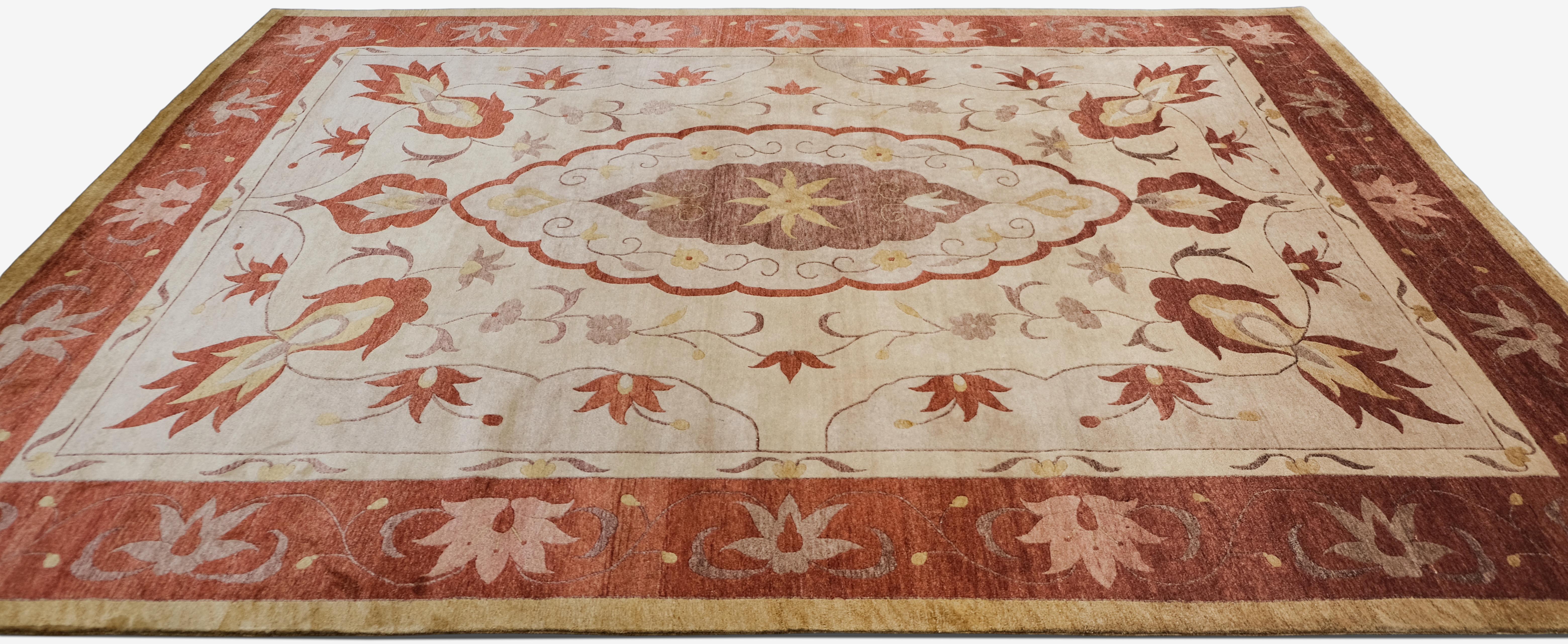 Il est orné d'un élégant médaillon floral. Le mélange harmonieux des teintes rouge, rouille, beige, ivoire et dorée crée une ambiance chaleureuse et accueillante, ce qui en fait le complément idéal de tout intérieur traditionnel ou transitionnel. La