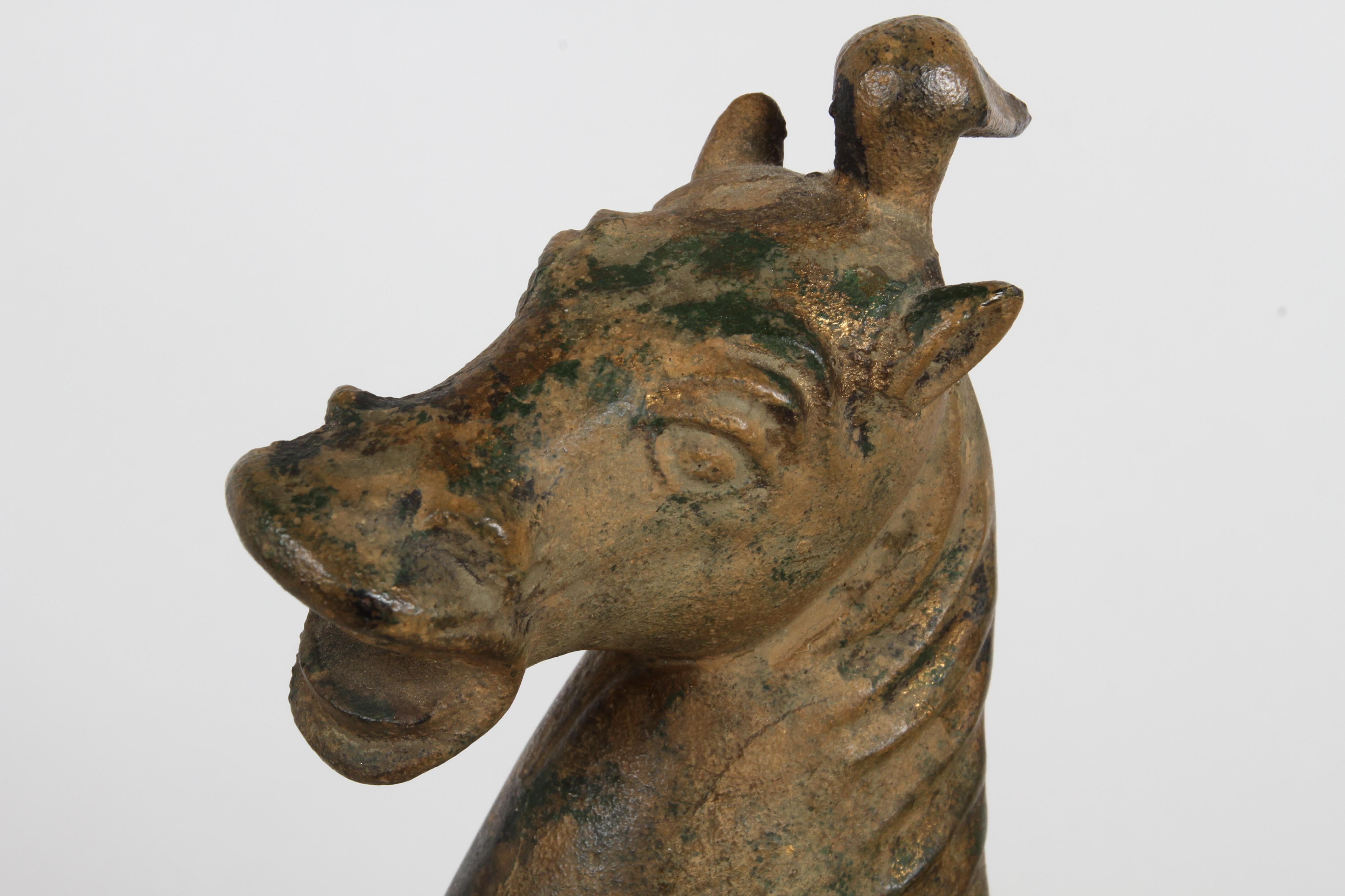 Statua d'epoca del Cavallo Volante Cinese del Gansu - Scultura con tracce di foglia d'oro in vendita 5