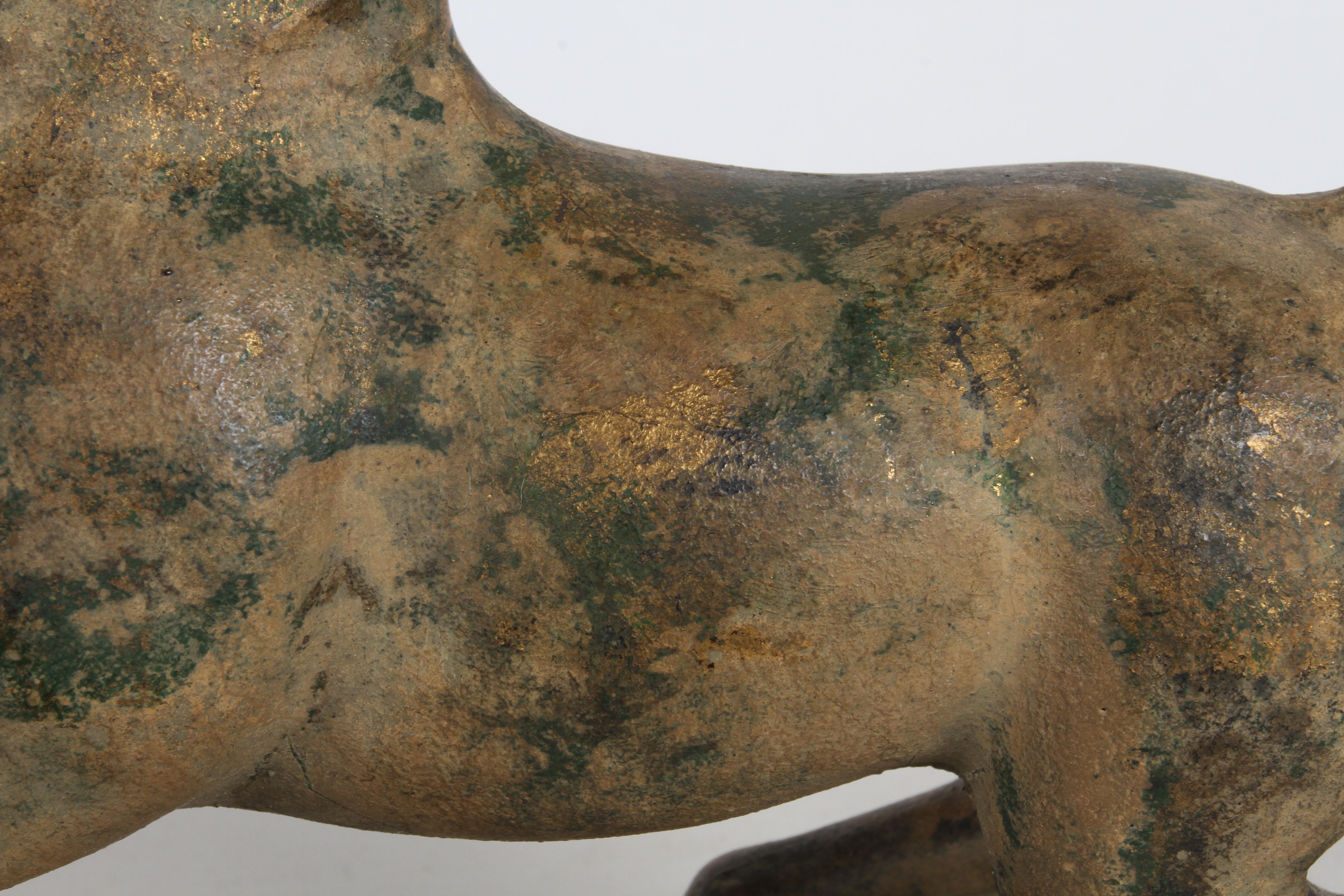 Statua d'epoca del Cavallo Volante Cinese del Gansu - Scultura con tracce di foglia d'oro in vendita 6