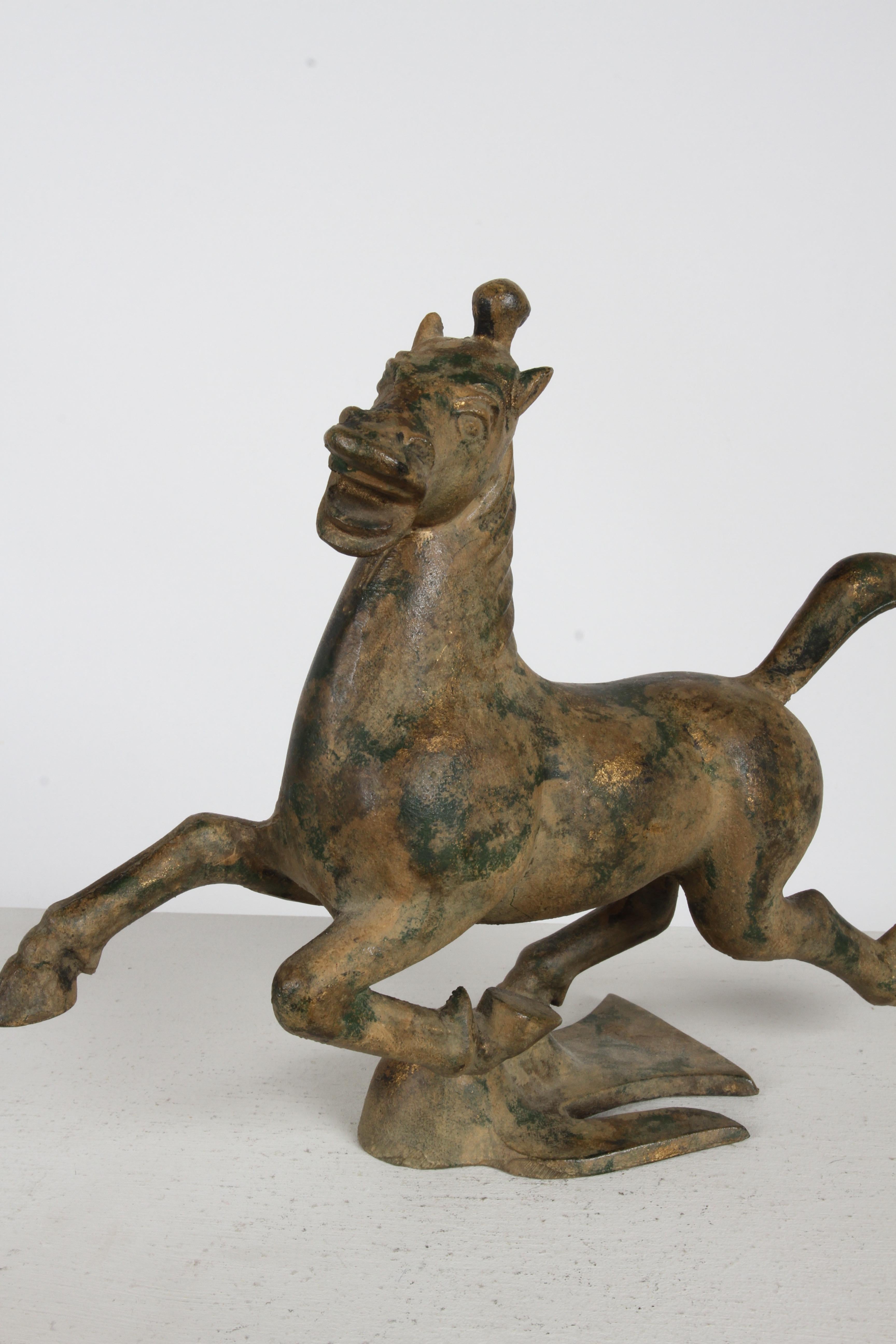 Statua d'epoca del Cavallo Volante Cinese del Gansu - Scultura con tracce di foglia d'oro in vendita 8