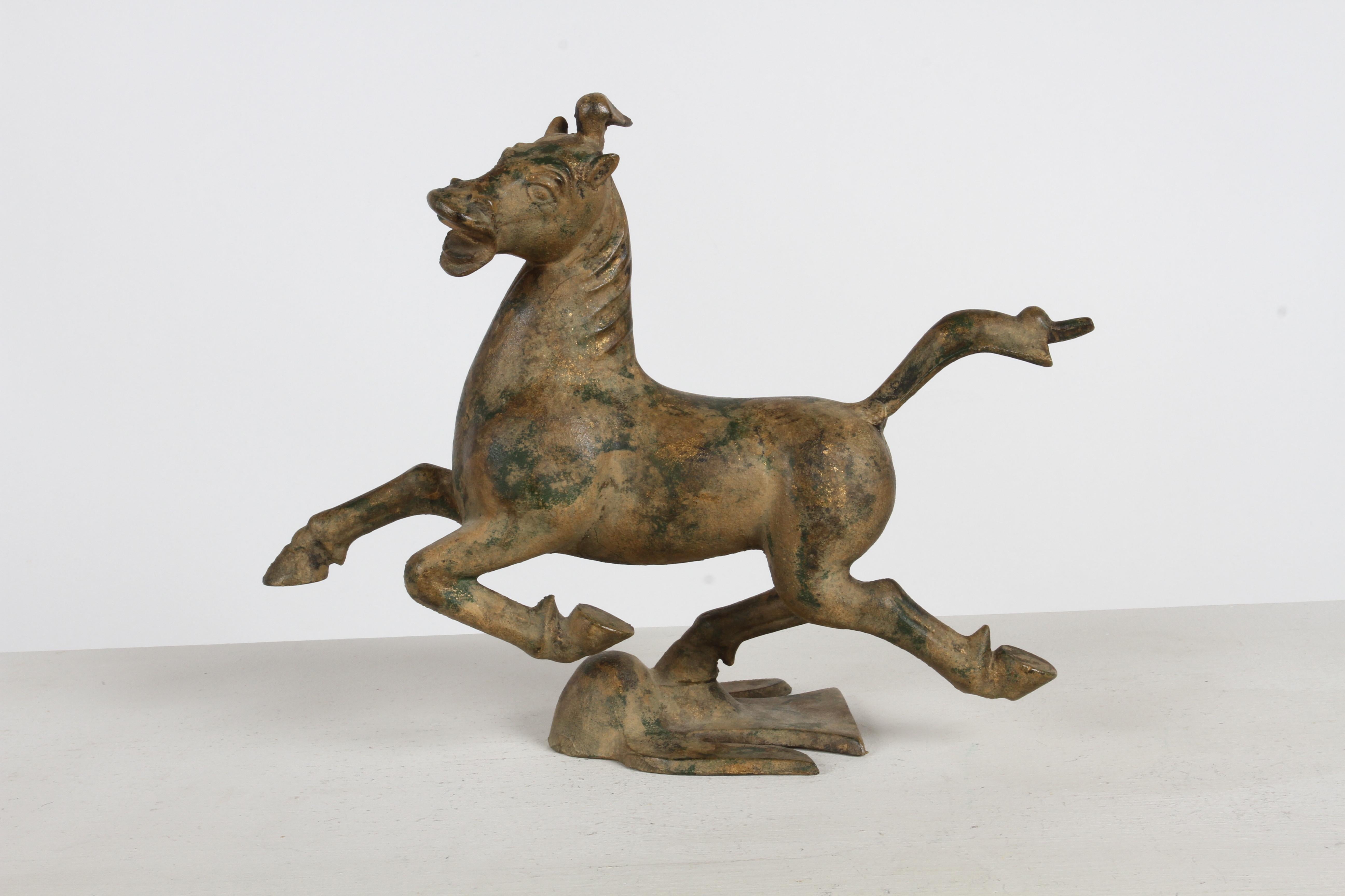 Cineserie Statua d'epoca del Cavallo Volante Cinese del Gansu - Scultura con tracce di foglia d'oro in vendita